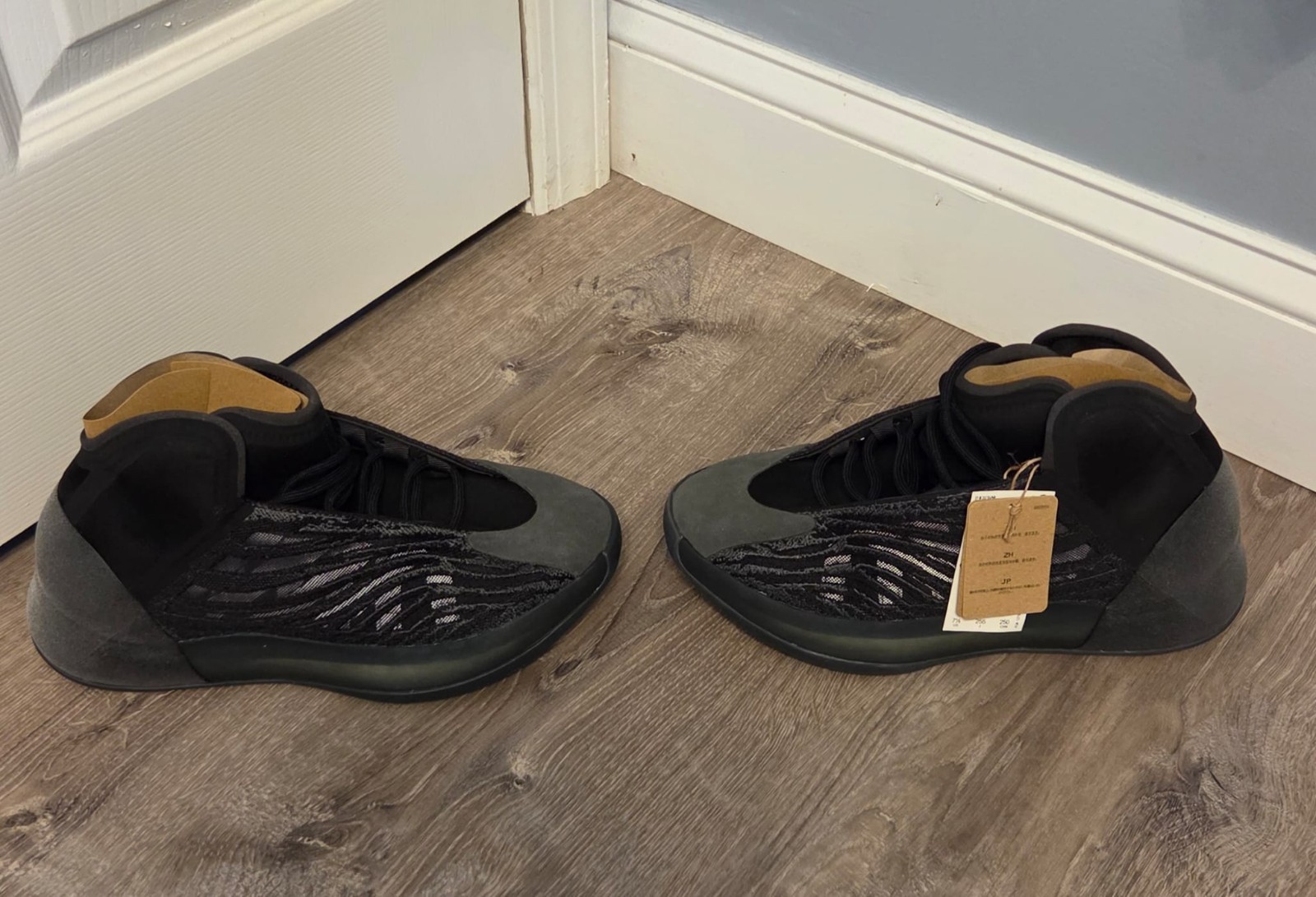 BRAND NEW adidas Yeezy Quantum Men’s Sneaker Size 7.5