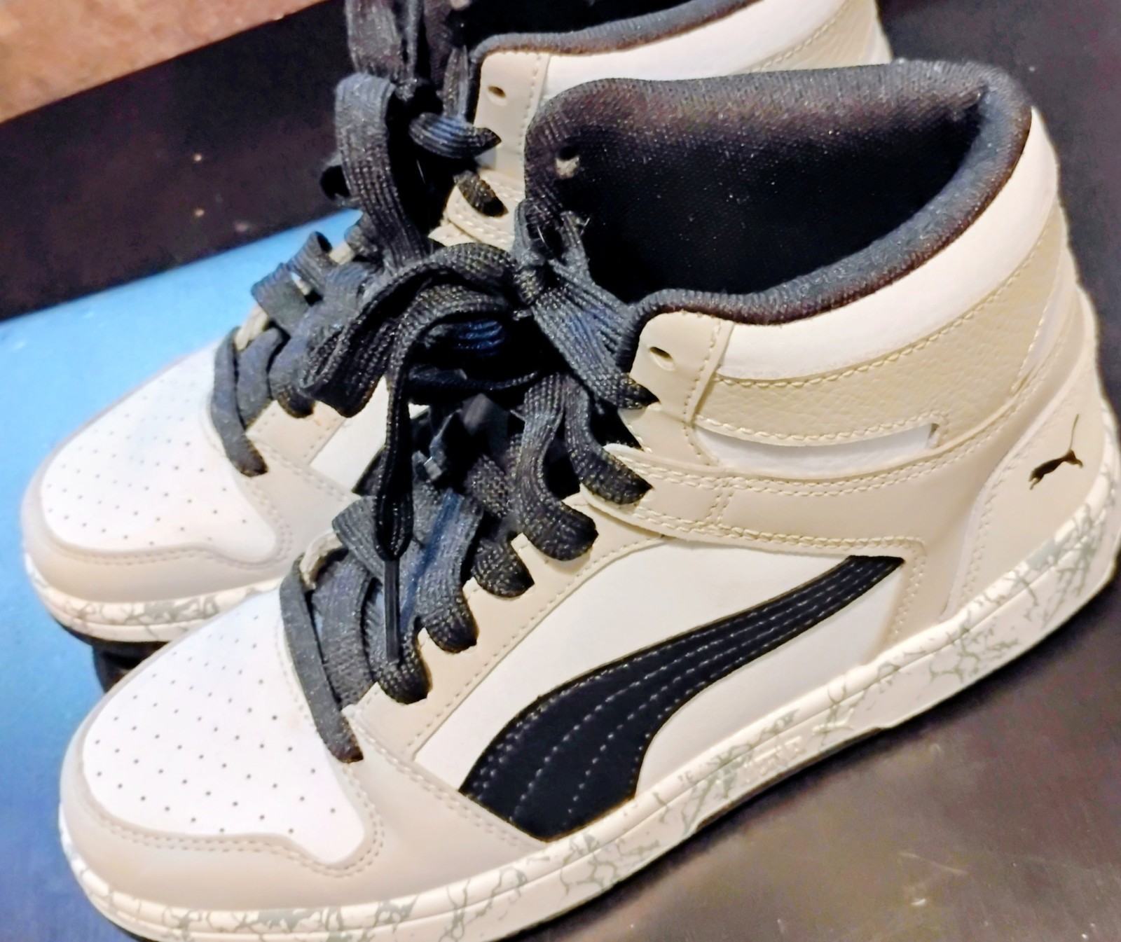 Puma Youth Size 5 Rebound Layup Sneakers