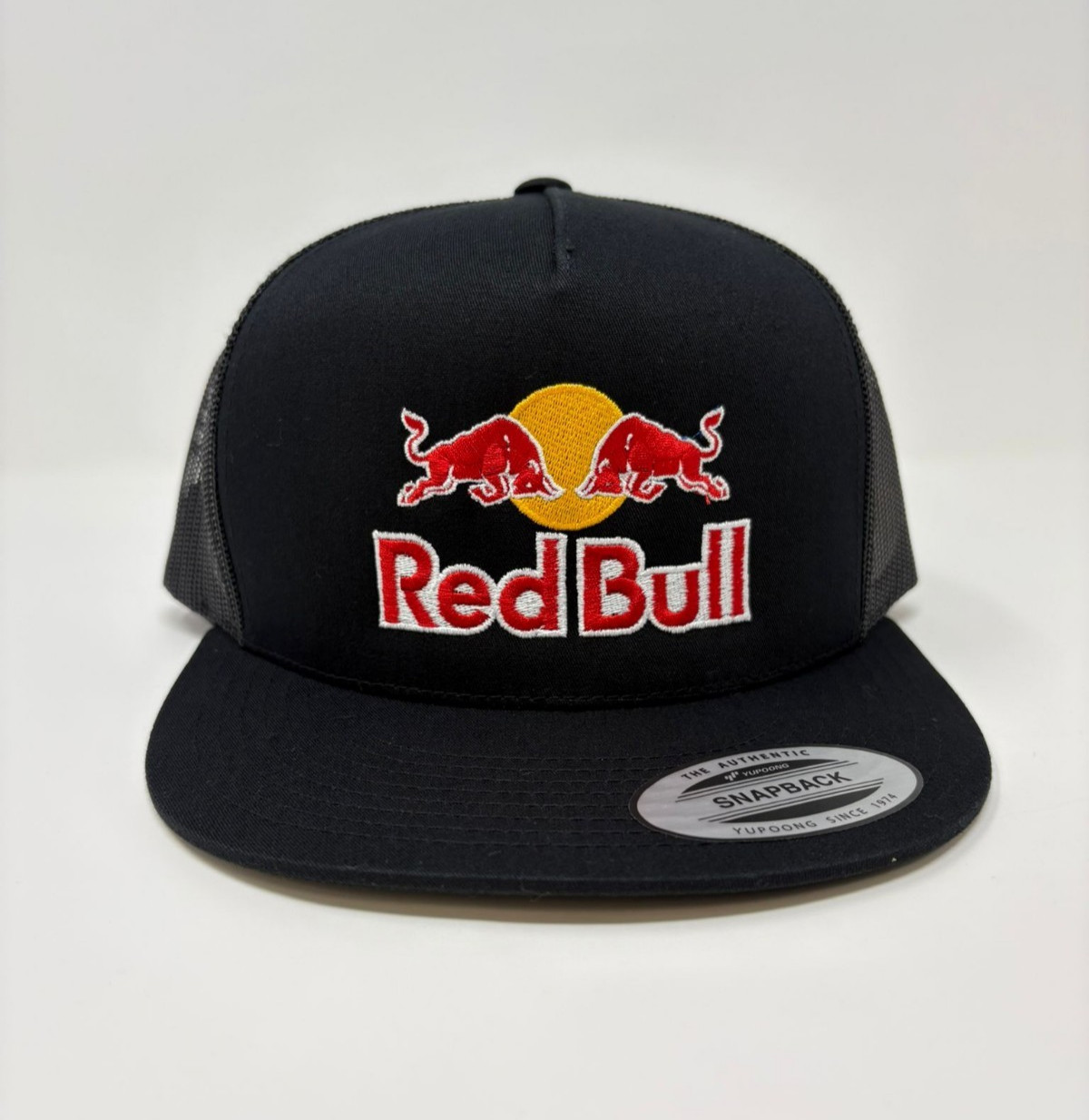 Red Bull Black Flat Bill Trucker Cap Yupoong Vtg Retro Black snapback OSFM