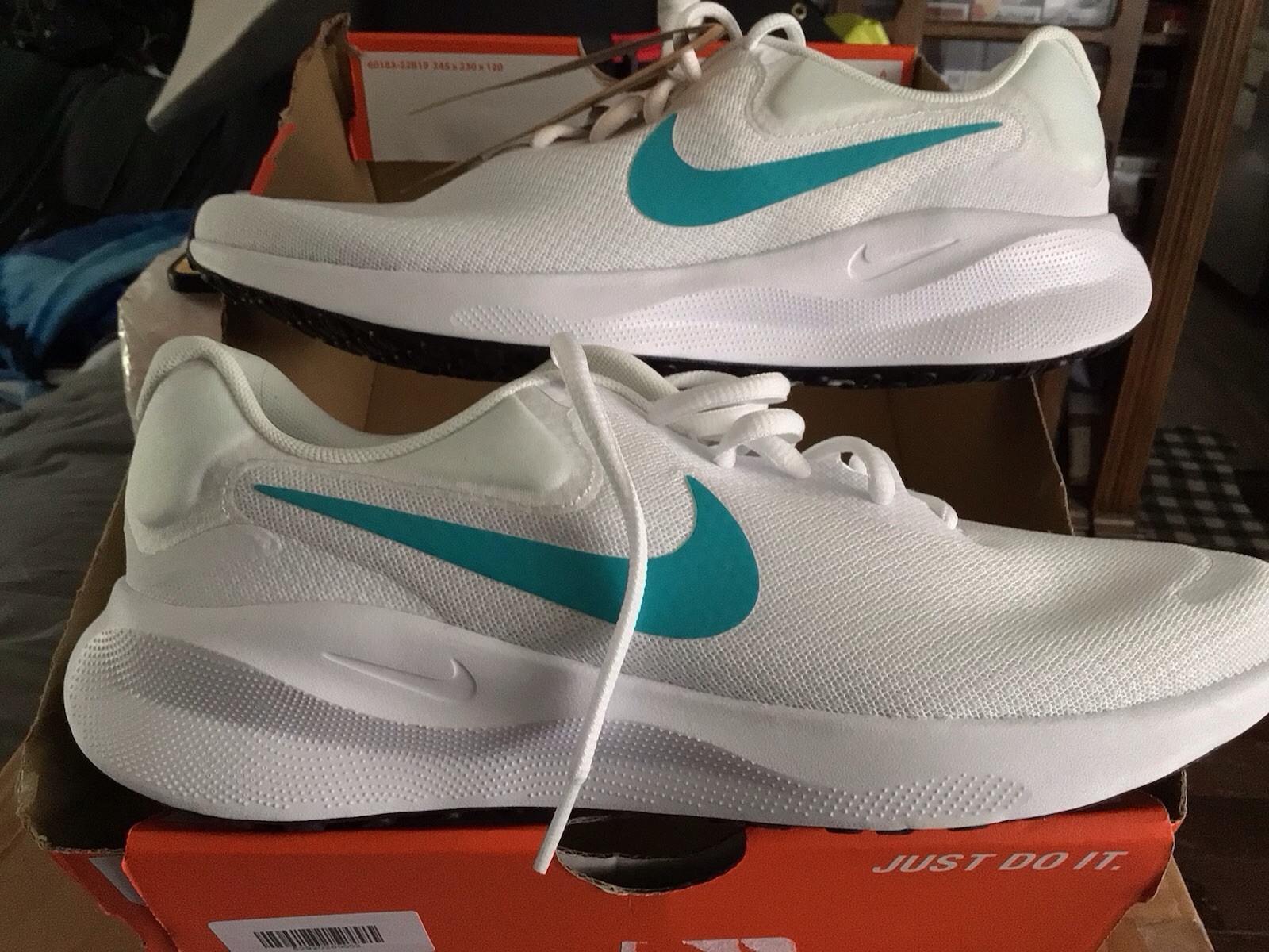 Nike Revolution 7 Men’s Size 9.5 White/Teal Athletic Shoes FB2207 103 New
