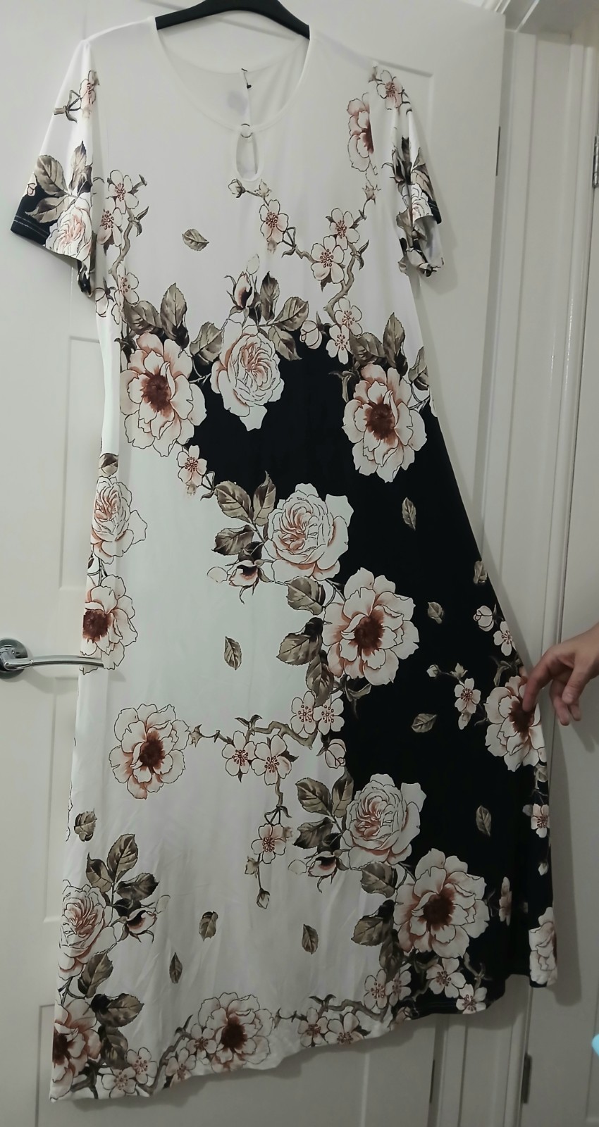 Stunning Soft Comfortable Black White & Peach Floral Print Maxi Dress Size 18/20