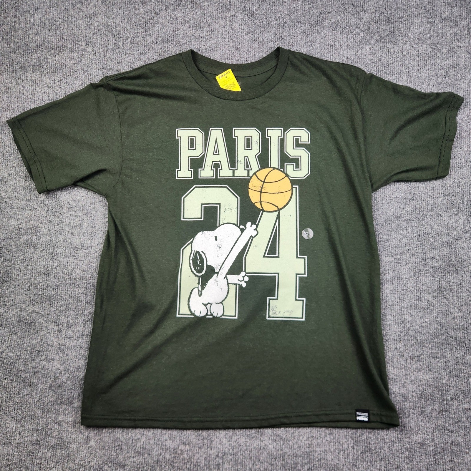RSQ Peanuts Snoopy Paris 24 Basketball Graphic T-Shirt Forest Green Mens XL NEW
