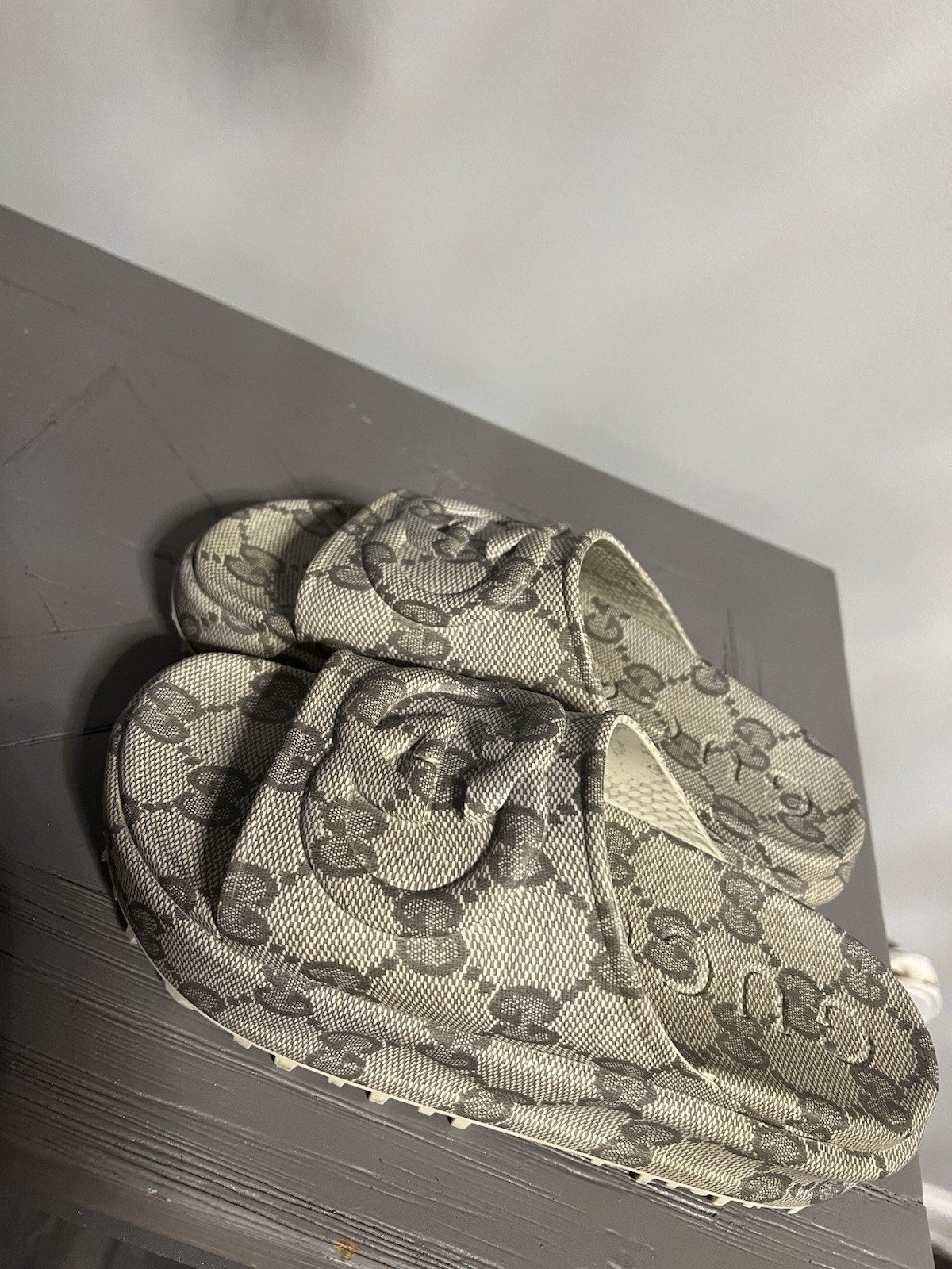 Gucci GG Monogram Logo Slide Sandals Gray Rubber Open Toe Slip-On US 9.5 M
