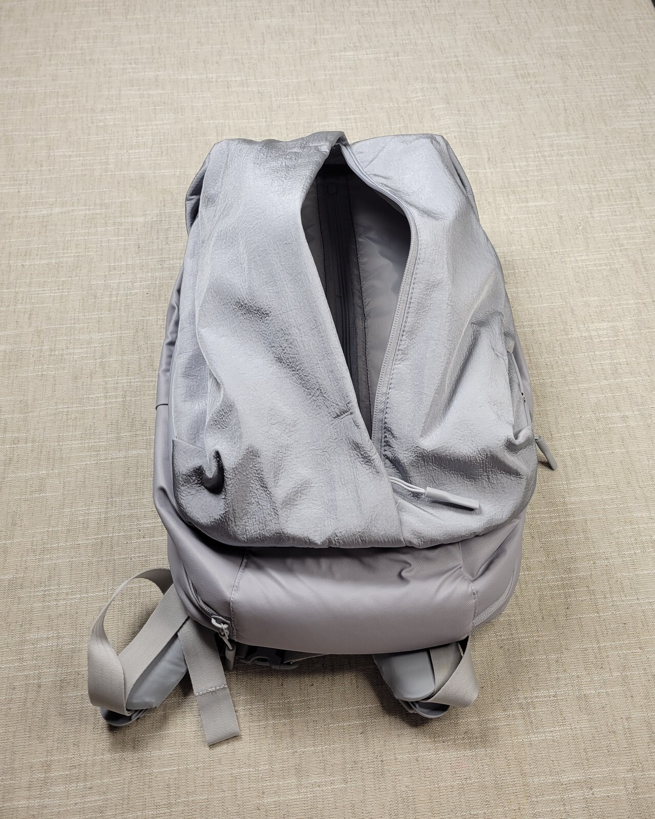 Adidas 4NWNL Backpack Bag 20.5 L Halo Silver w/ inner Laptop Sleeve