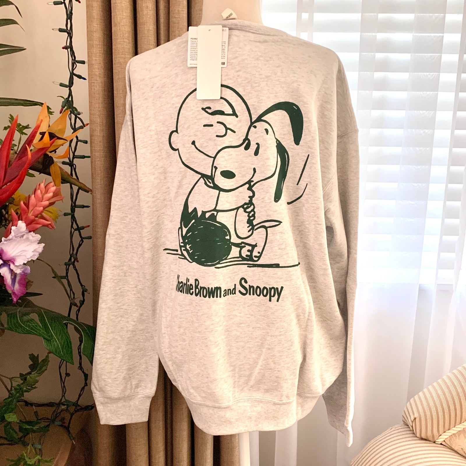 NWT Uniqlo PEANUTS Charlie Brown and Snoopy Sweatshirt in Gray Unisex L