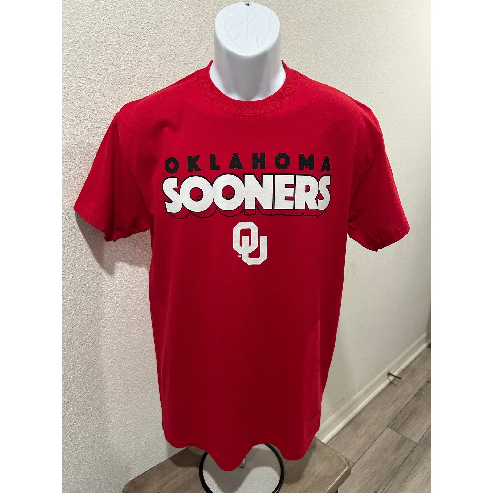 Captivating Oklahoma Sooners NCAA Mens Red Graphic T-Shirt Size Medium OU Logo
