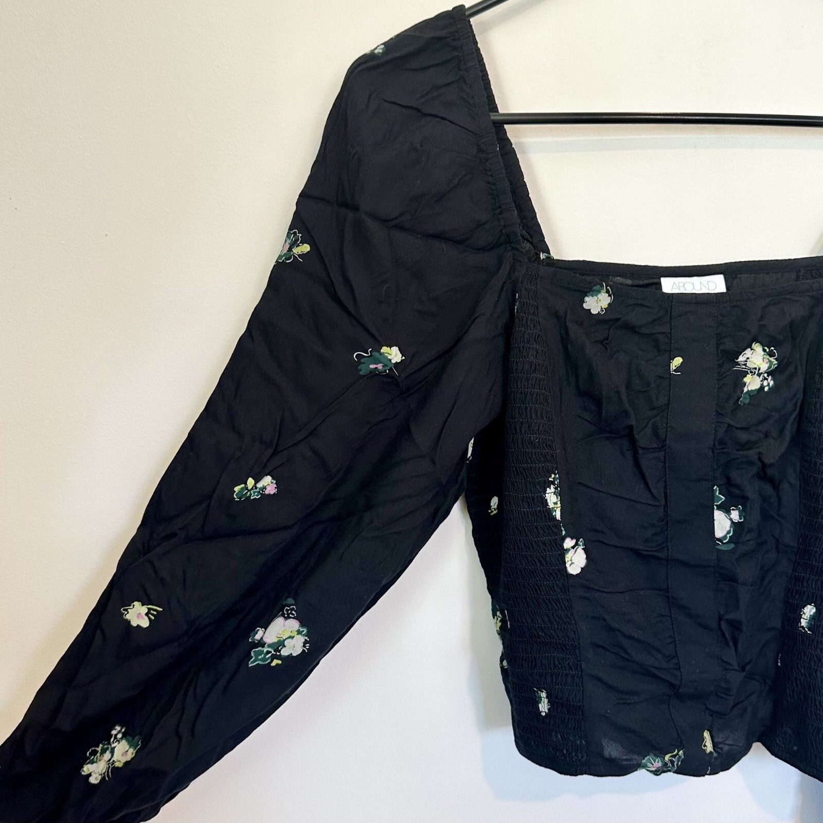 NWT Abound Black Lotta Floral Long Sleeve Smocked Crop Top – XS
