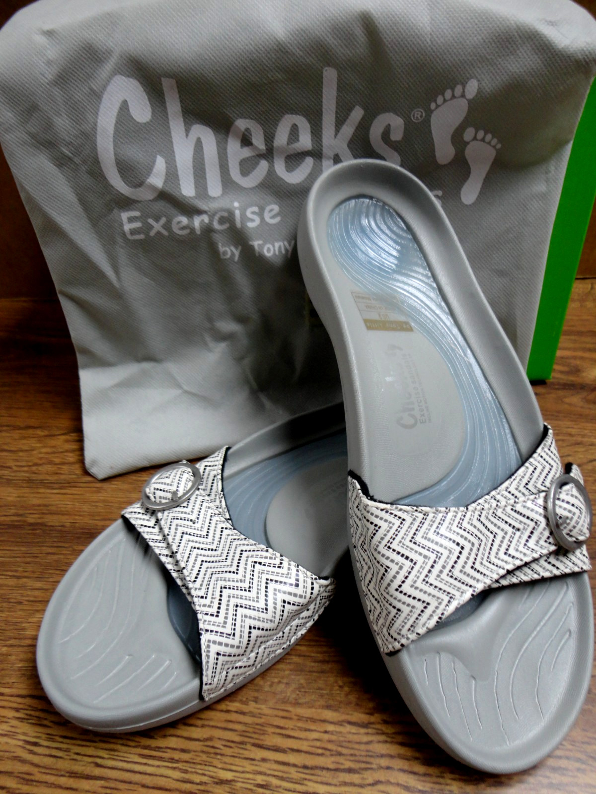 Cheeks Women’s Sandals, NEW ! Chevron Silver Gray Size 9 Slide On Walking