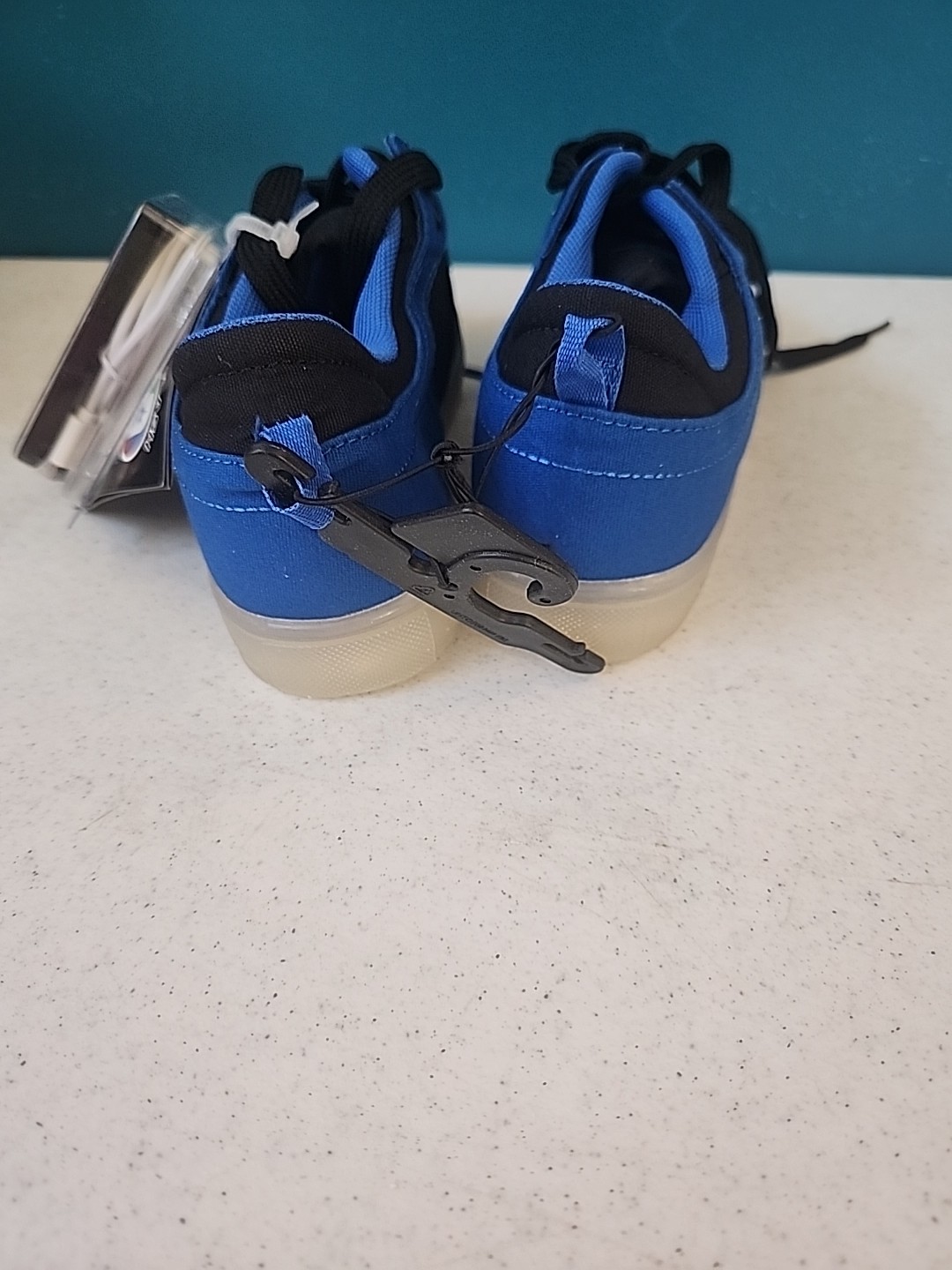Flash Lights Light-Up Tennis Shoes w/ REMOTE 7 CLRS/ Modes Youth Size 4 BLU/BLk