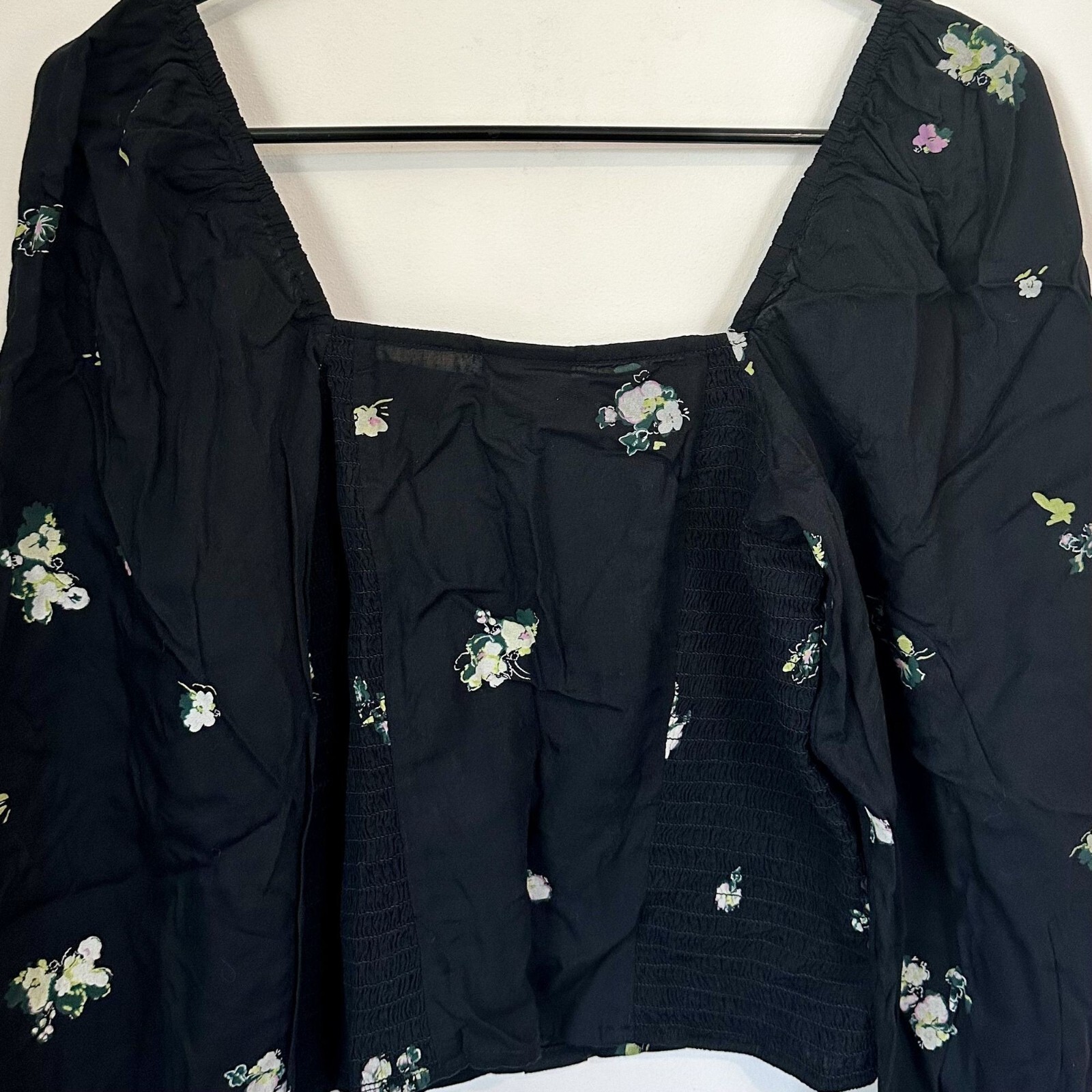 NWT Abound Black Lotta Floral Long Sleeve Smocked Crop Top – XS