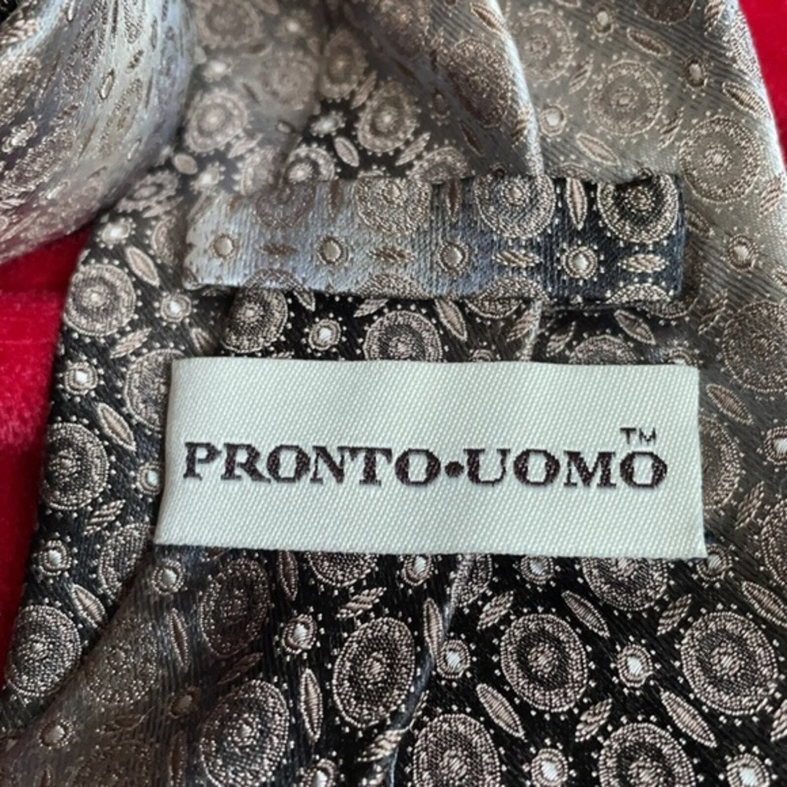 Pronto Uomo Mens Silk Tie Silver Gray Black Ombre Medallion Geometric Pattern 4″