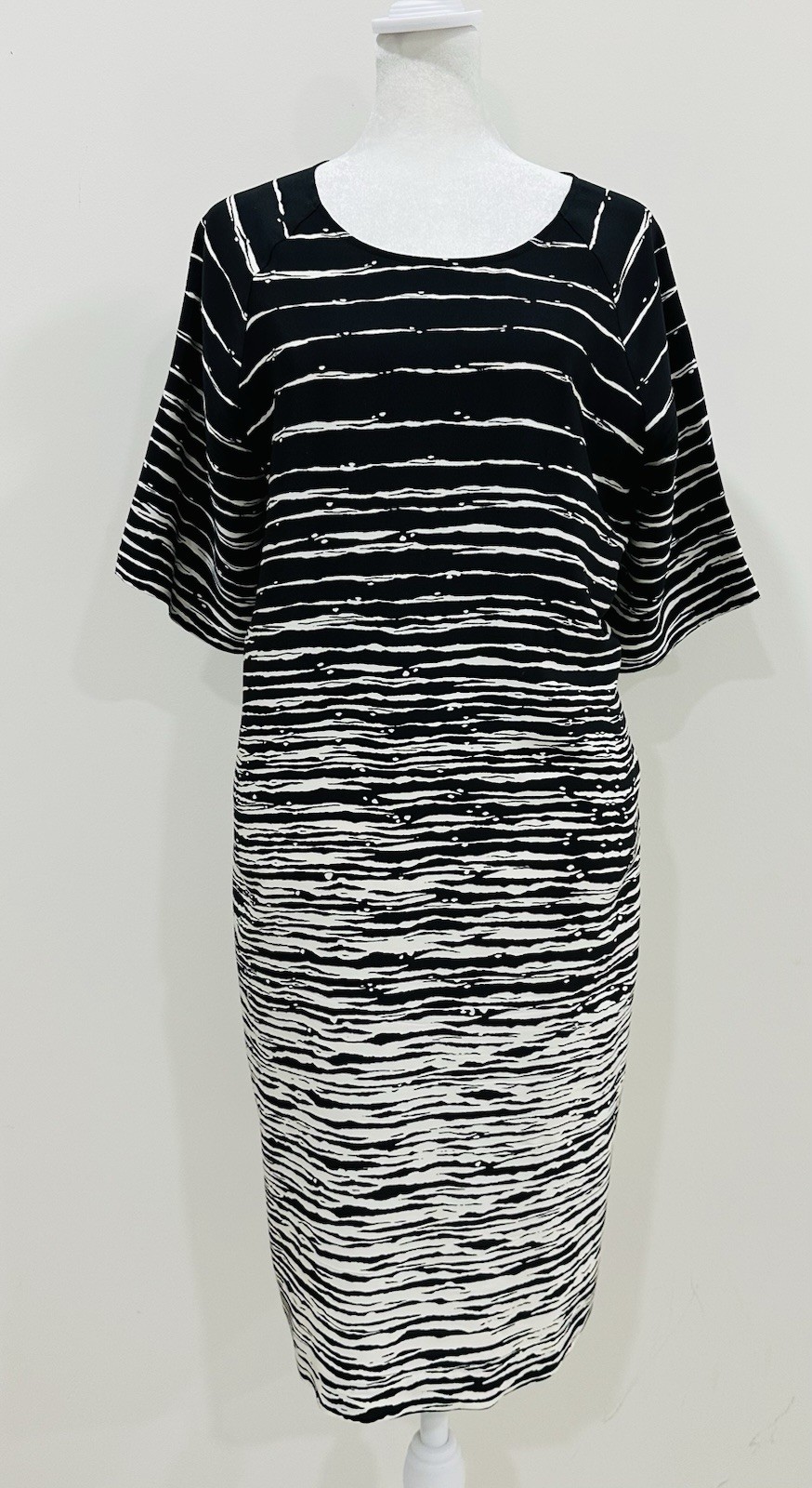 Vince Dress Women’s Size M 100% Silk Shift Monochrome Pockets Mini-Length