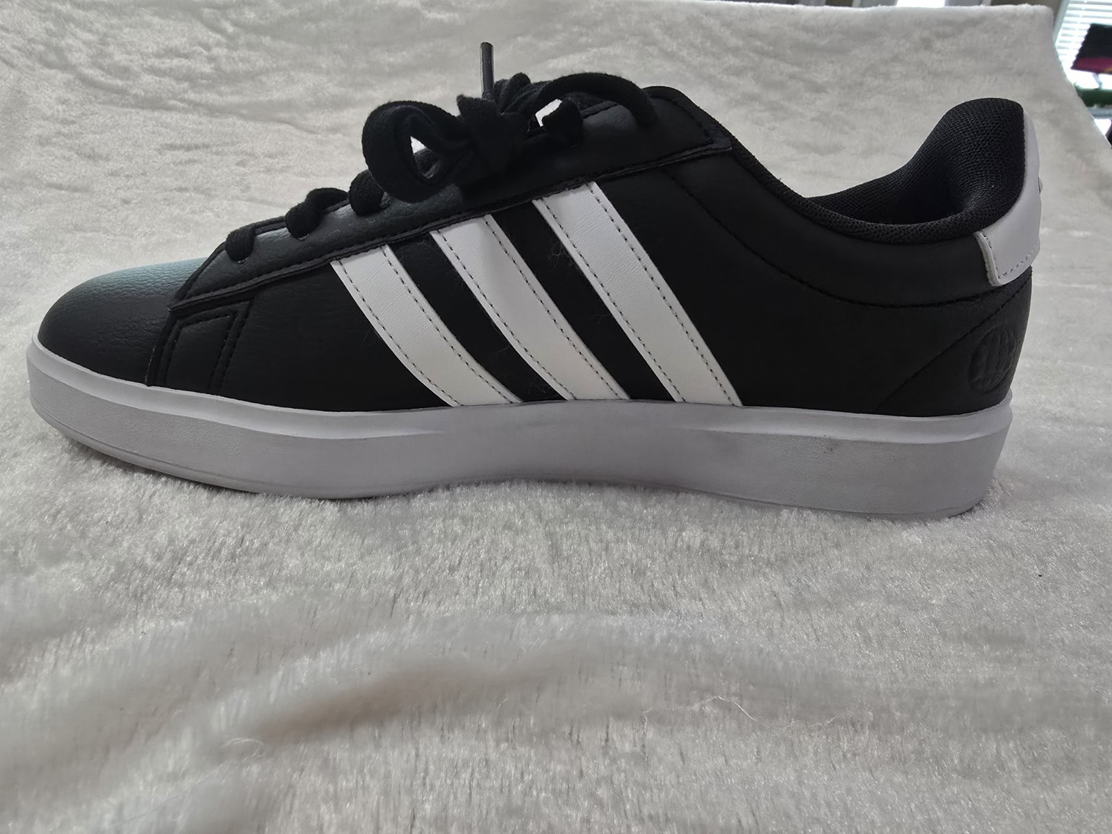 RIGHT SHOE ONLY – Size 9.5 – Men’s Adidas Grand Court 2.0 Black White