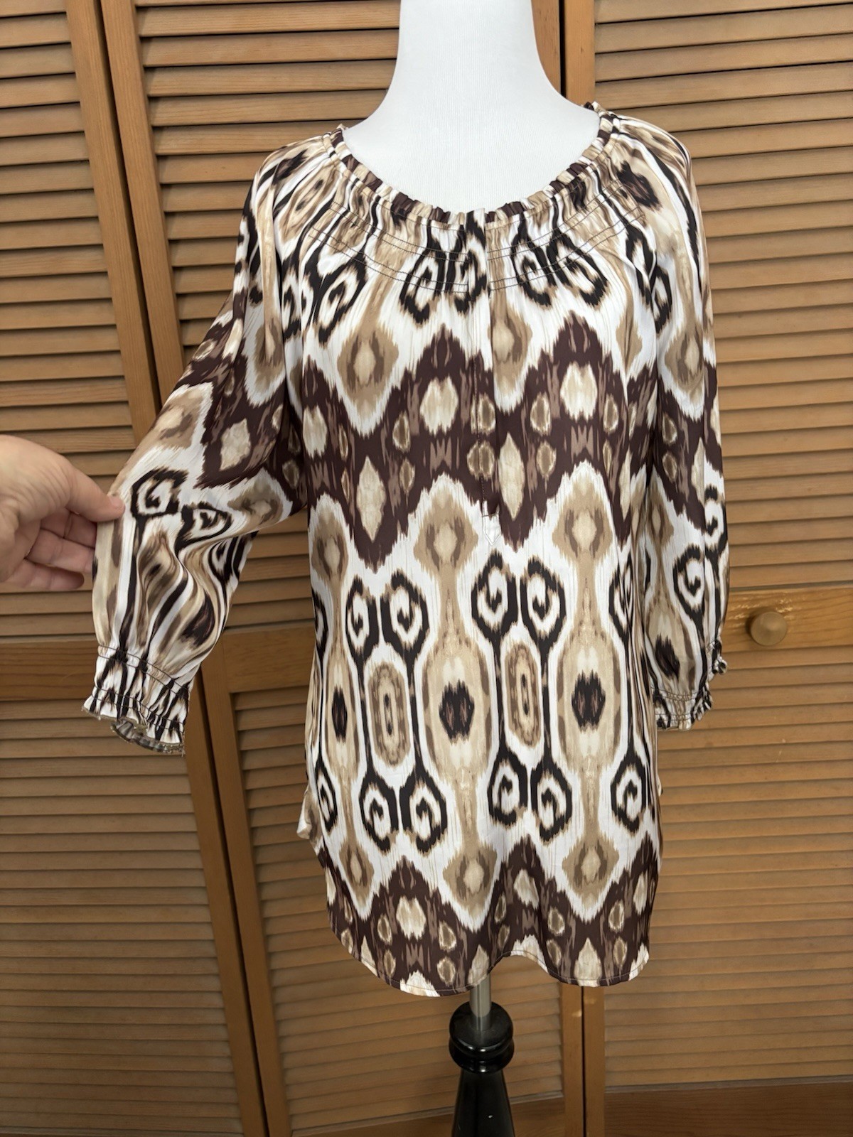 Chicos Sz 0 Small Abstract Blouse Gathered Round Neck Lightweight Brown/Tan