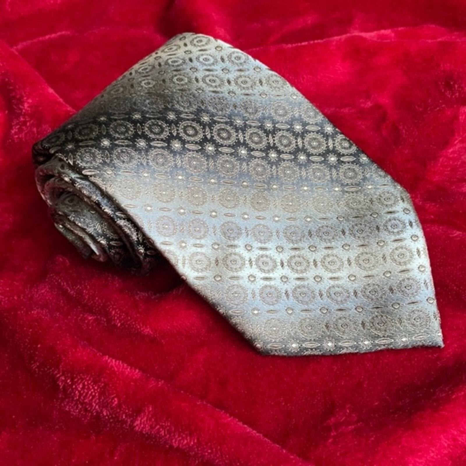 Pronto Uomo Mens Silk Tie Silver Gray Black Ombre Medallion Geometric Pattern 4″