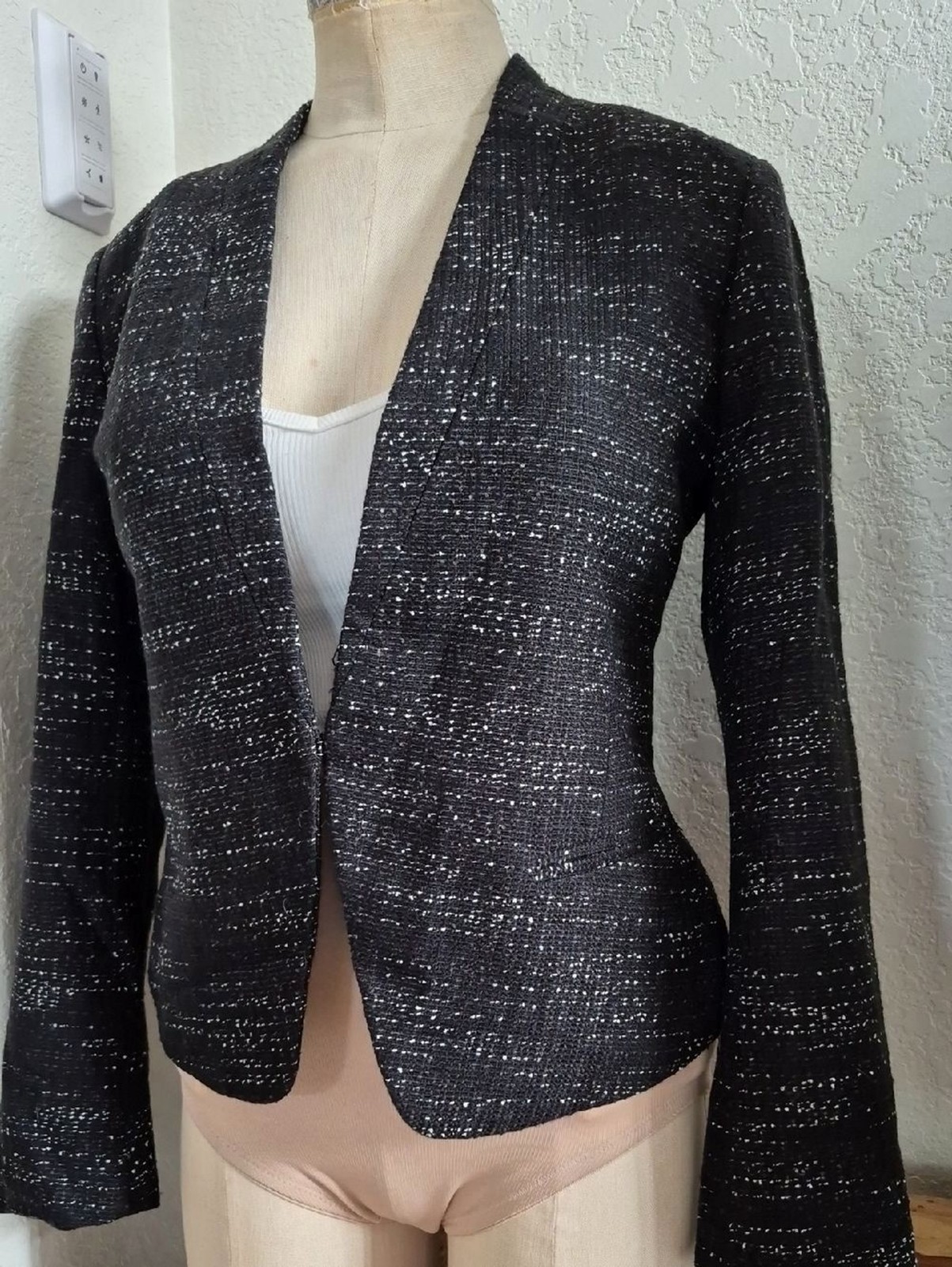 LOFT Tweed, Black & Wht, w/ruffle backwaist & hook clousure Blazer Sz 8 Petite