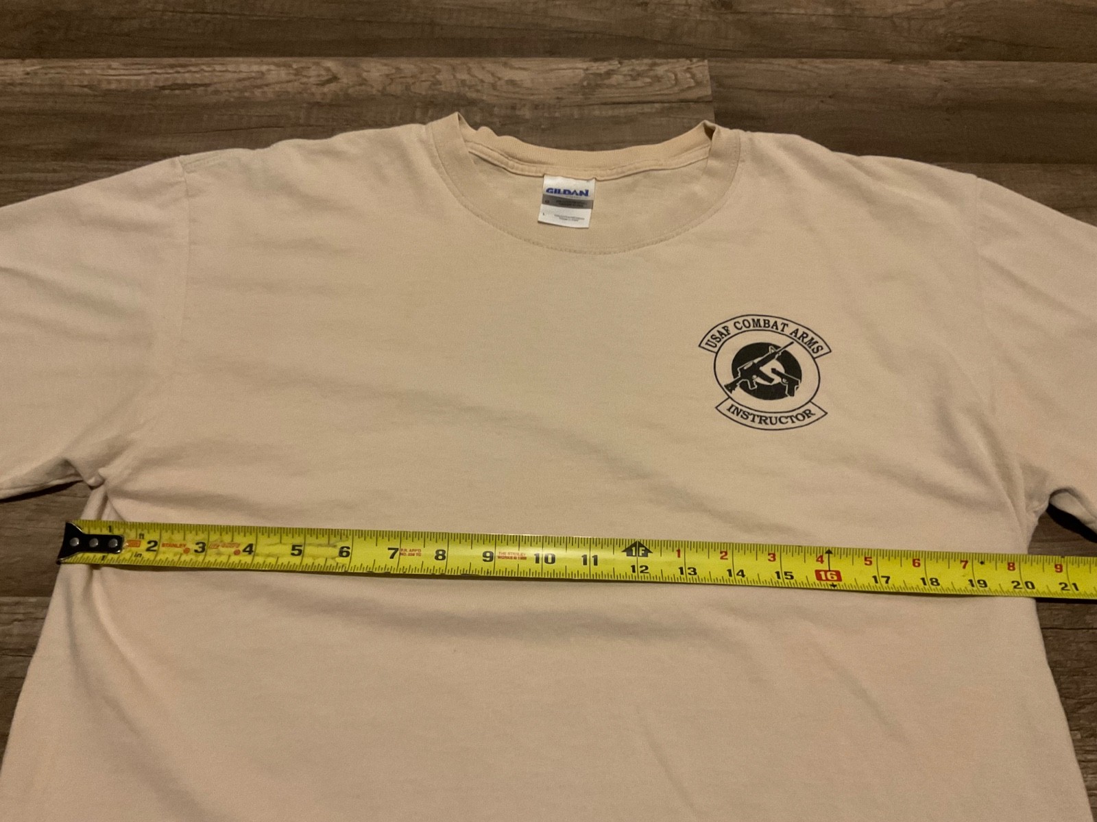 MILITARY USAF COMBAT ARMS INSTRUCTOR GRAPHIC T-SHIRT ( MENS L ) BEIGE