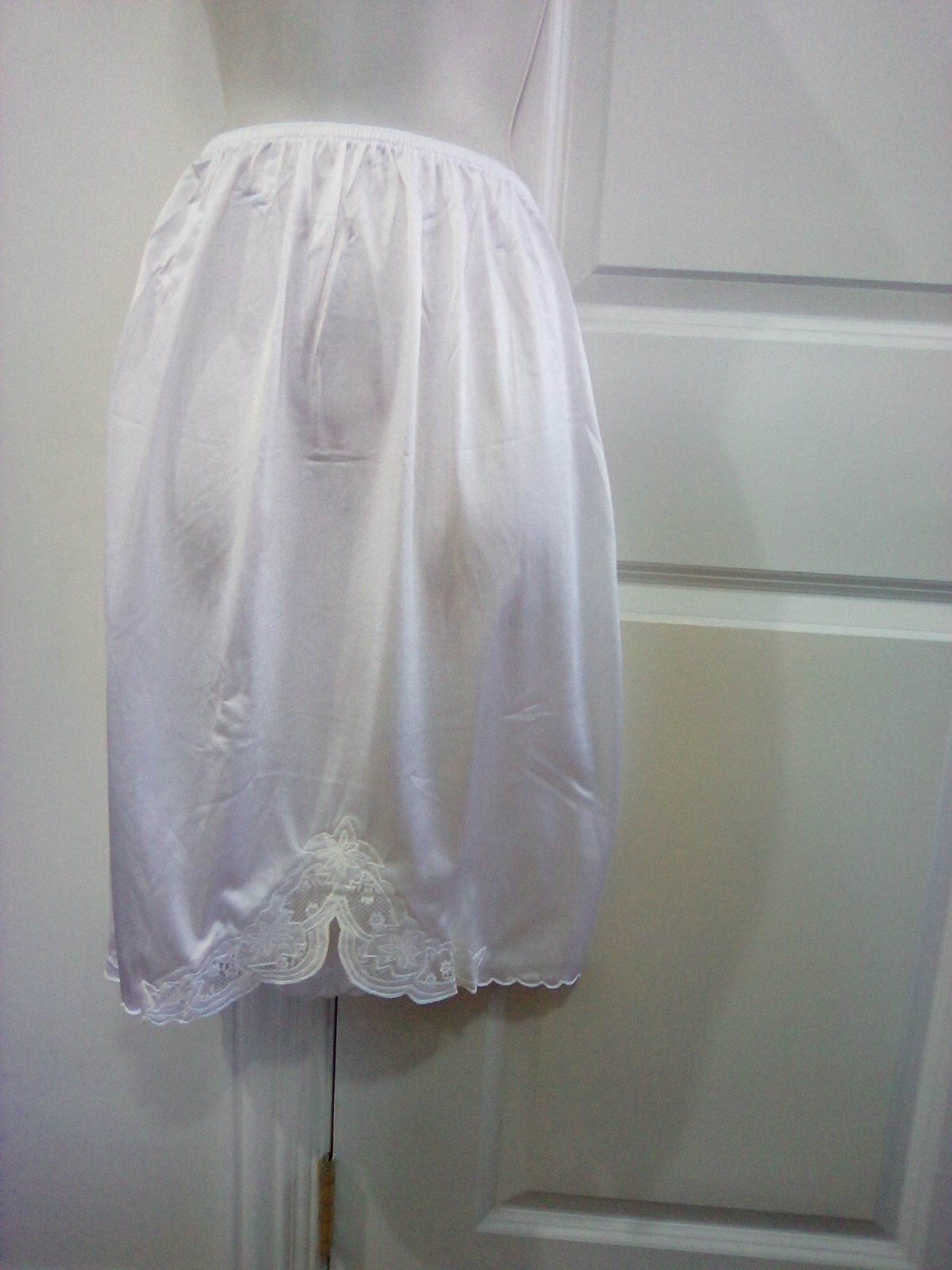 1/2 SLIP WITH EMBROIDERED BOTTOM WHITE OR IVORY (25″) S/M/L/XL/2X