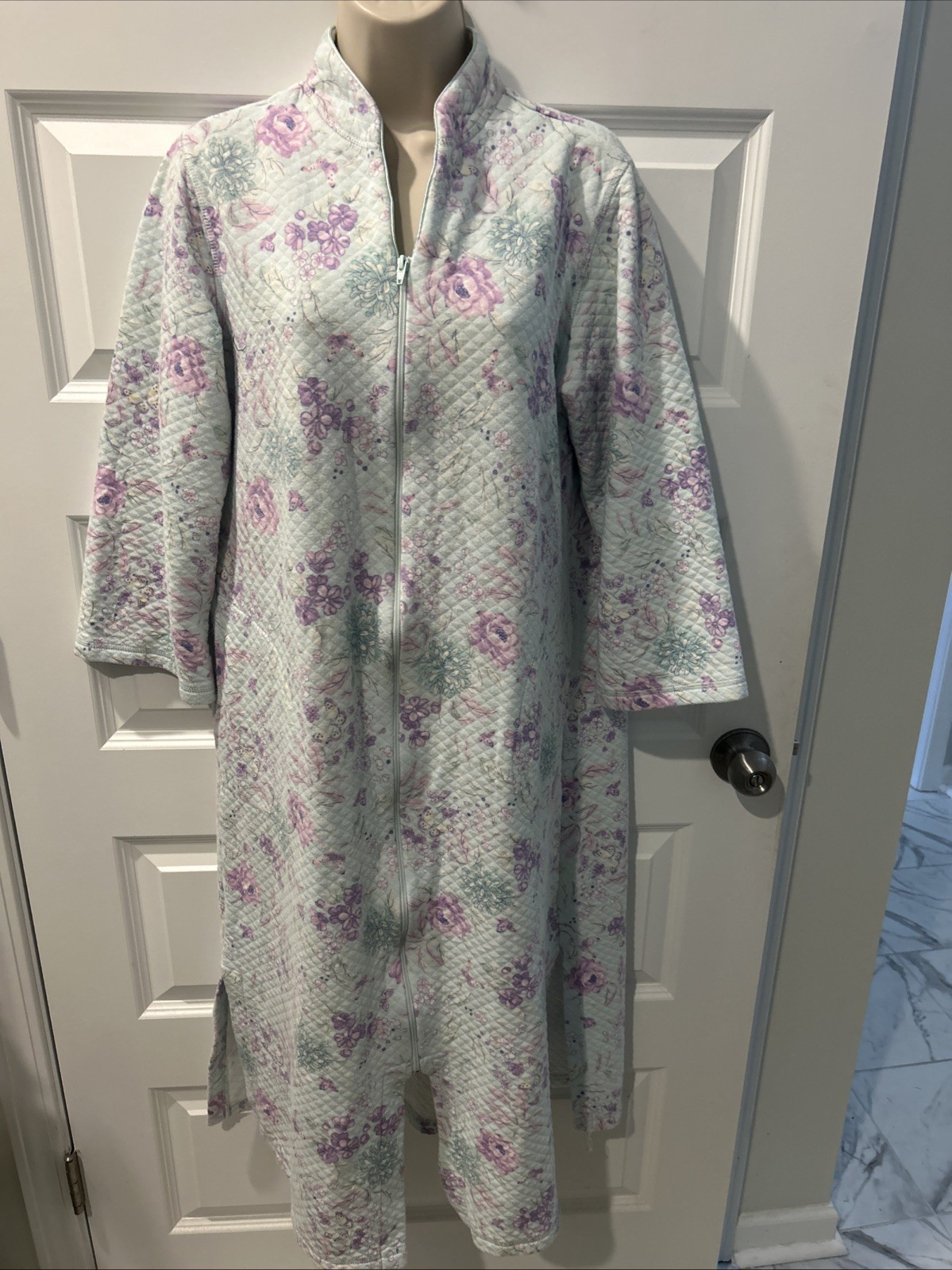 EUC Miss Elaine Sz S Soft Quilted Robe Full Zip Pockets Lt Blue/Lavender Floral