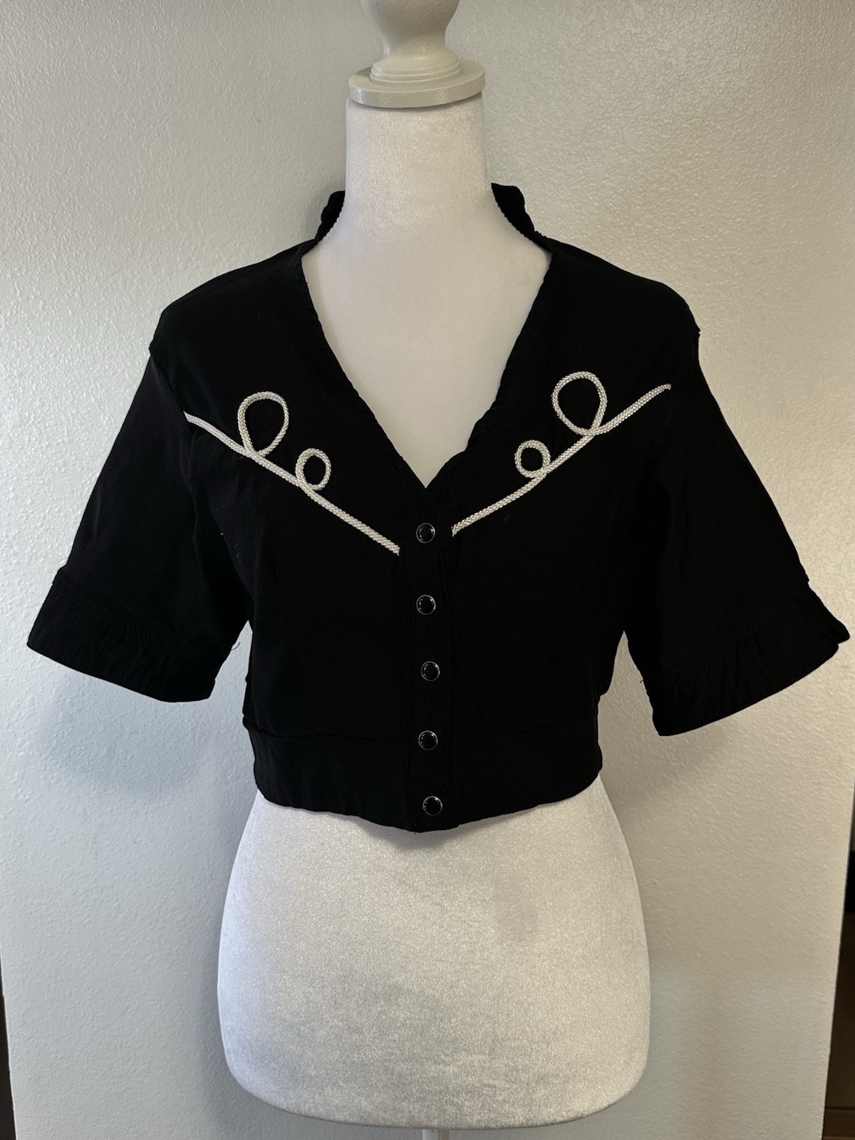 Boulevard Nights Black Cropped V-Neck Button Front Embroidered Cap Blouse Size M