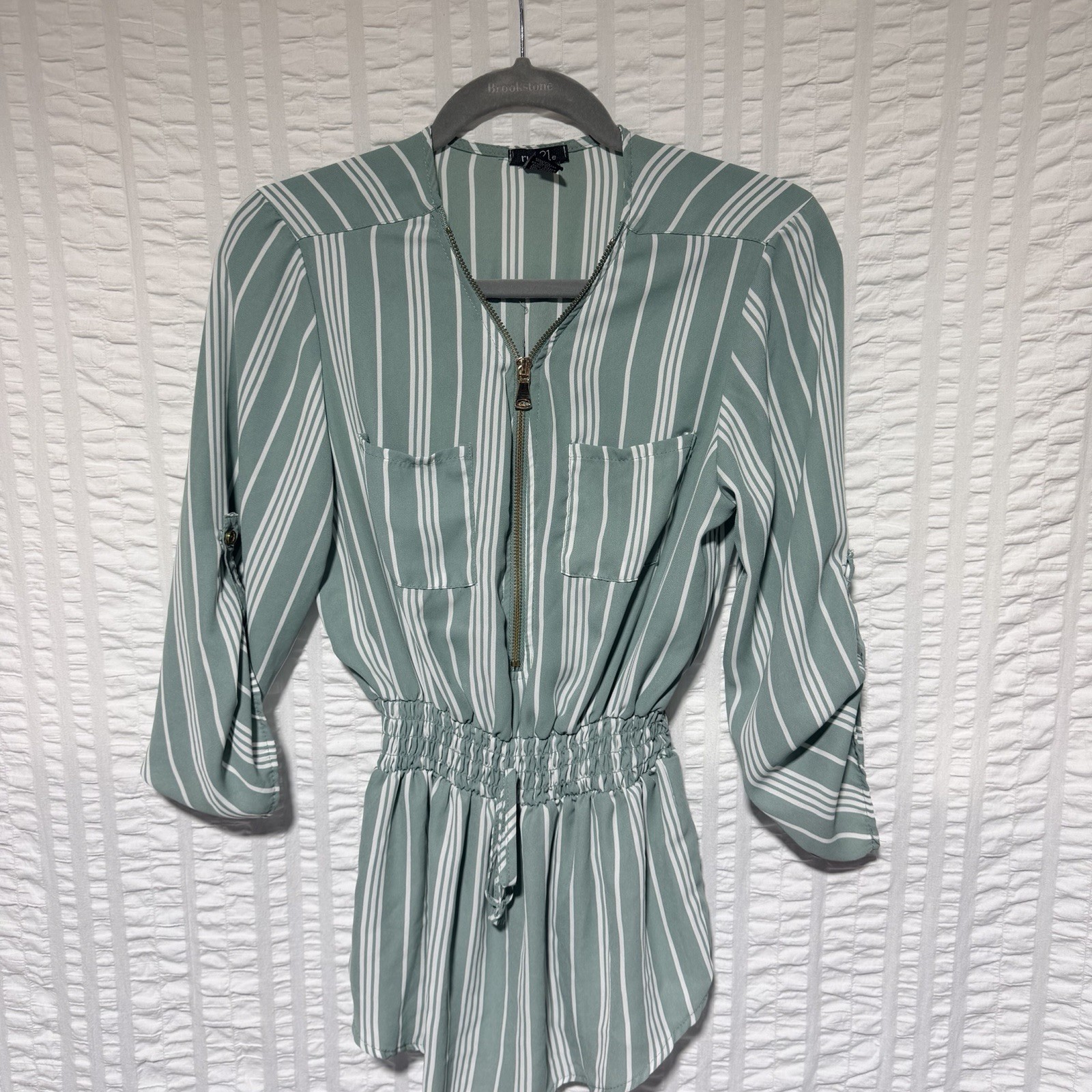 rue21 Womens Green White Striped Woven V-Neck Zip Roll Tab Blouse L