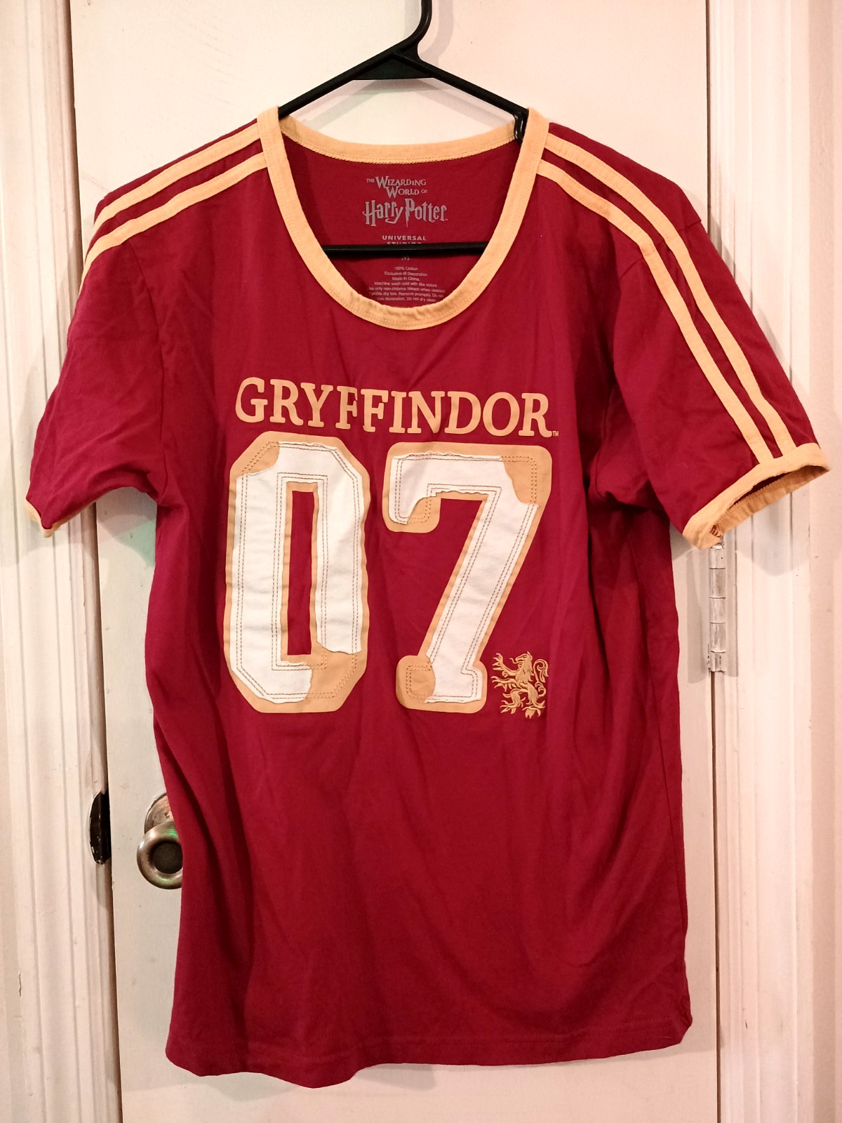 Harry Potter Gryffindor 07 Quidditch Men’s Medium Maroon Short Sleeve T-Shirt.