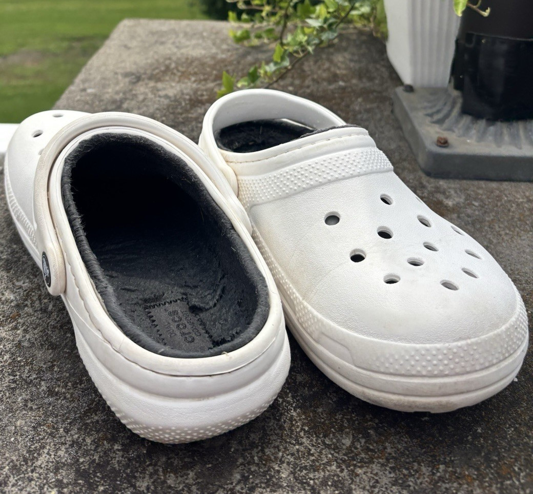 Crocs Classic White Fuzzy Clog Sandals US 7 Womens Slip-On Rubber Logo Solid