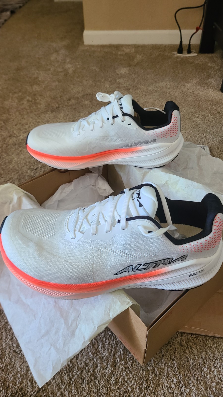 Men’s 9.0 Altra Experience Flow 3 (White/Corral)