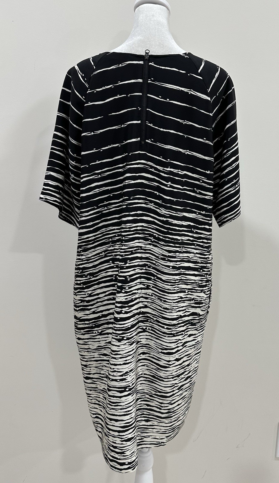 Vince Dress Women’s Size M 100% Silk Shift Monochrome Pockets Mini-Length