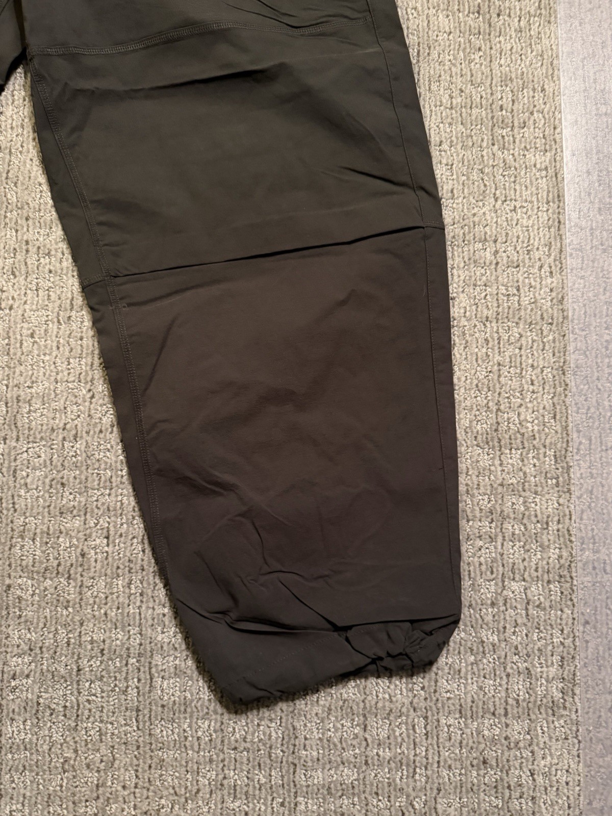 Size Large – Men’s Nike Tech Woven Oversized Pant Olive Green Sequoia HM7158-356