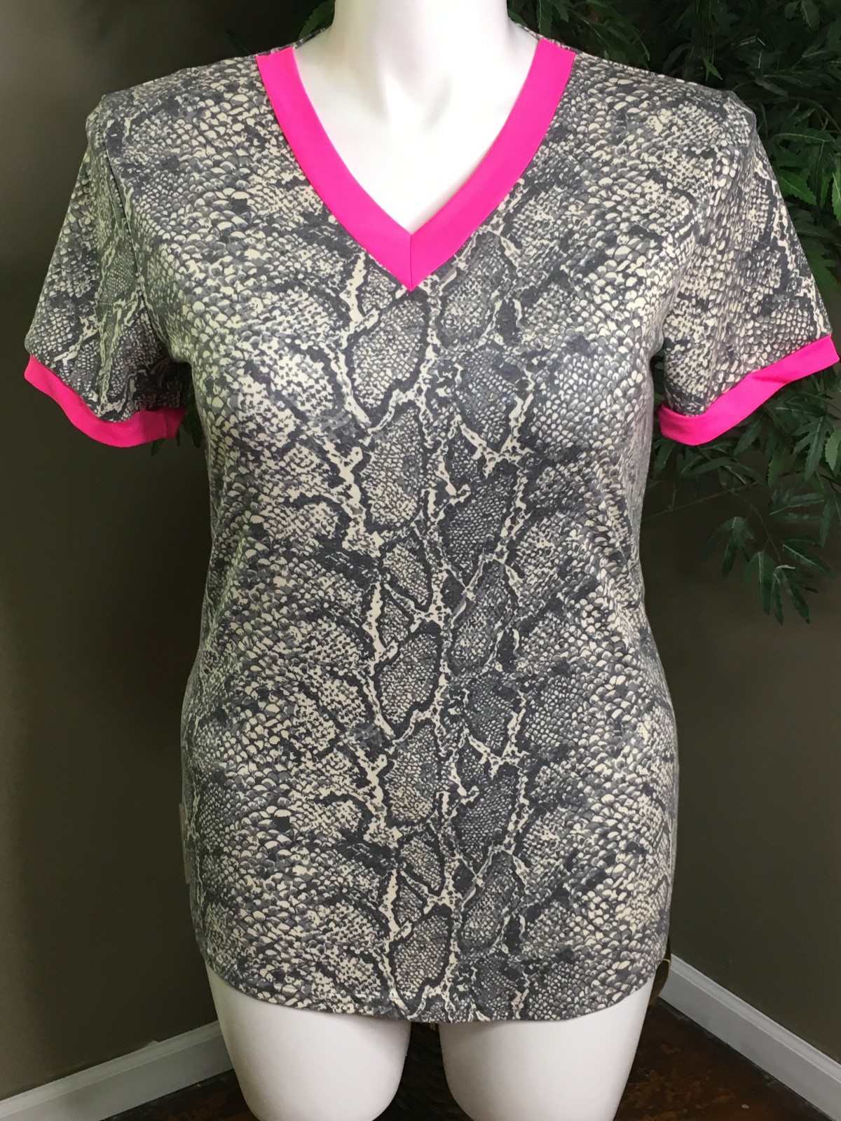 Crazy Train Top Women’s Sz. M Snake Print Neon Pink Contrast Short Sleeve V-Neck