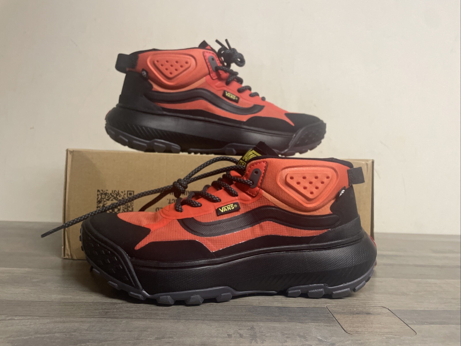 Vans MTE CrossPath Mid Black/Orange Sneakers Hiking Shoes Men’s Size 8.5 NEW