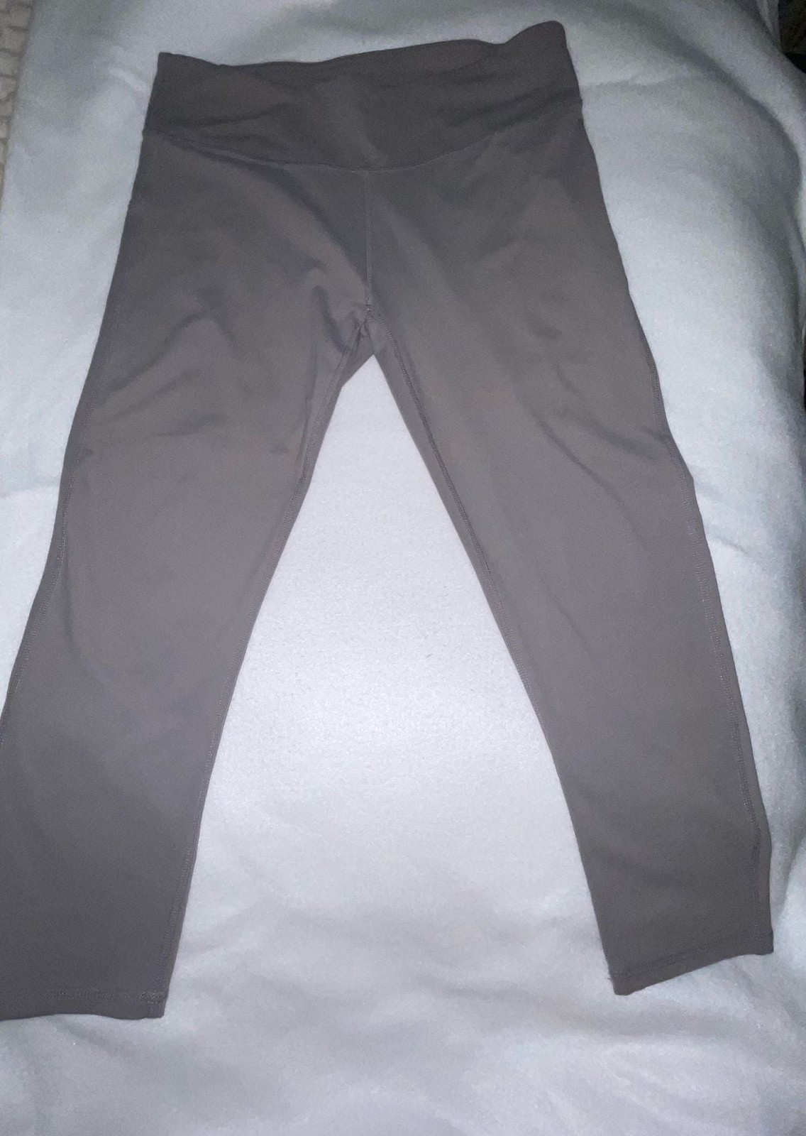 Fabletics High-Waisted Cropped Leggings Gray – Medium