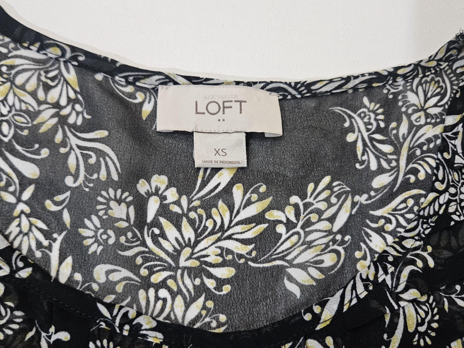 LOFT Blouse Womens XS Black Floral Pleated Sleeveless Round Neck Chiffon