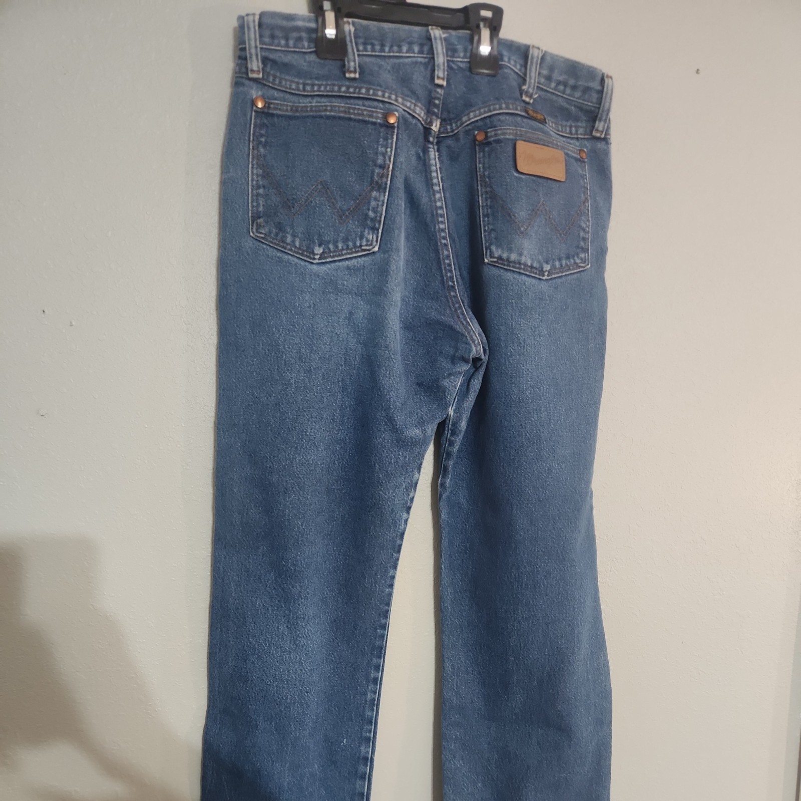 Wrangler Jeans Men’s 34×31 Blue Denim Straight Leg light staining as shown!