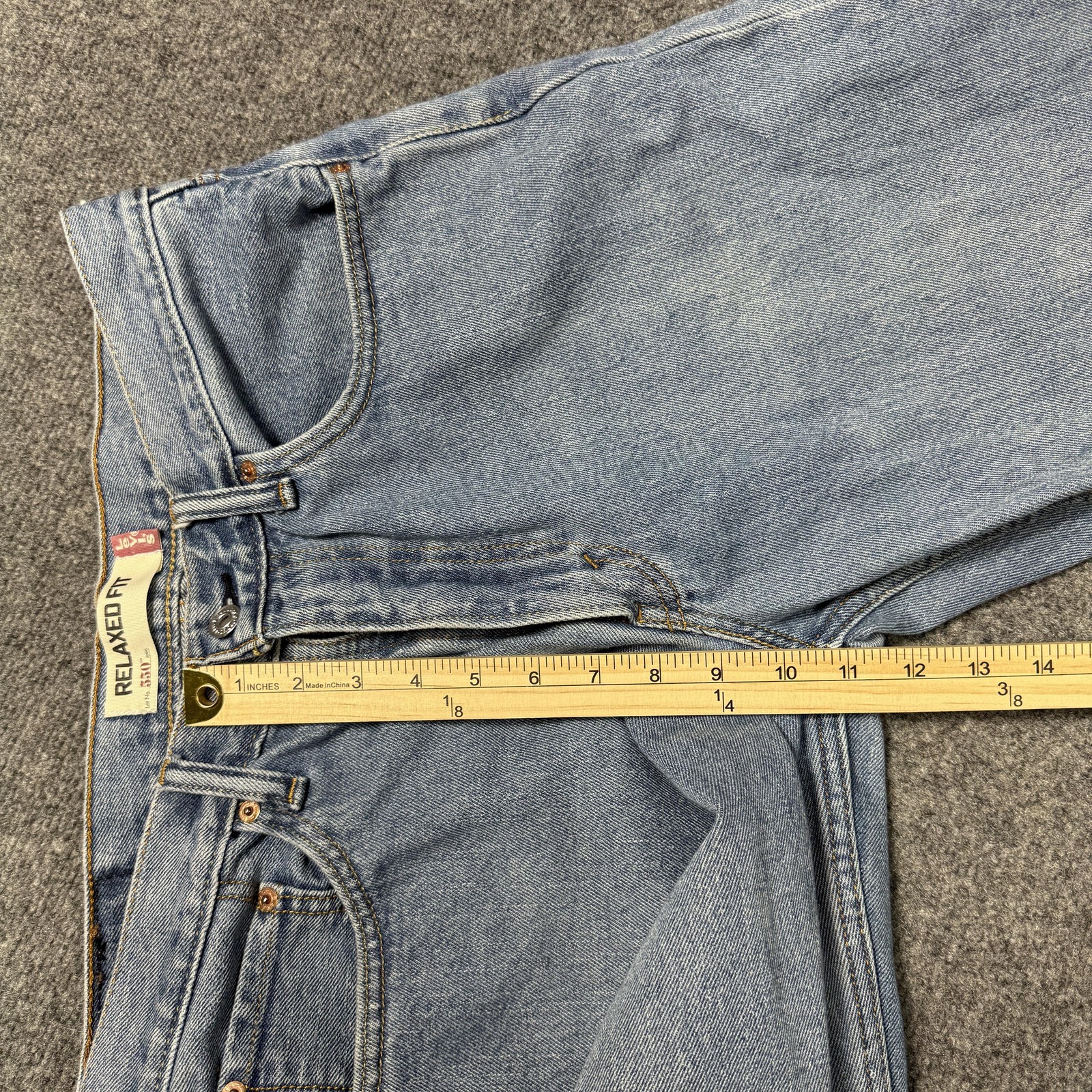 Levis 550 Relaxed Taper Jeans Mens 33×35 Light Wash Blue Denim Pants Casual