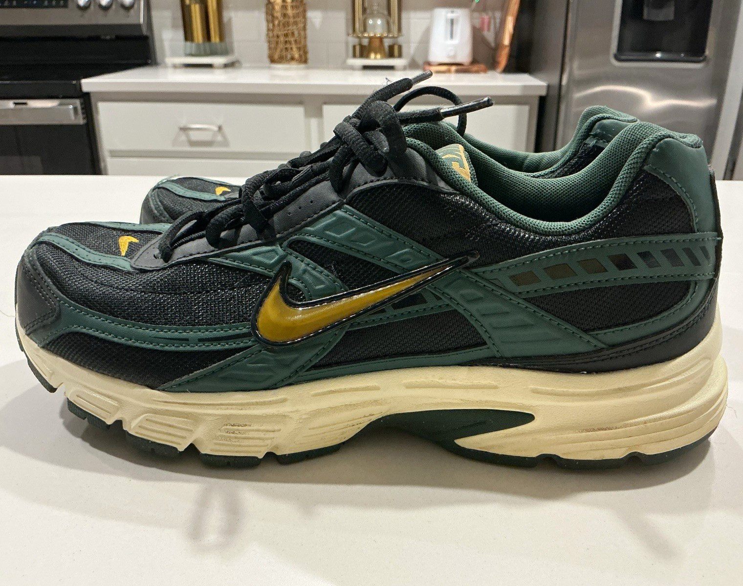 Nike Men’s Low Top Mesh Lace-Up Athletic Sneaker Green Black Gold Rubber