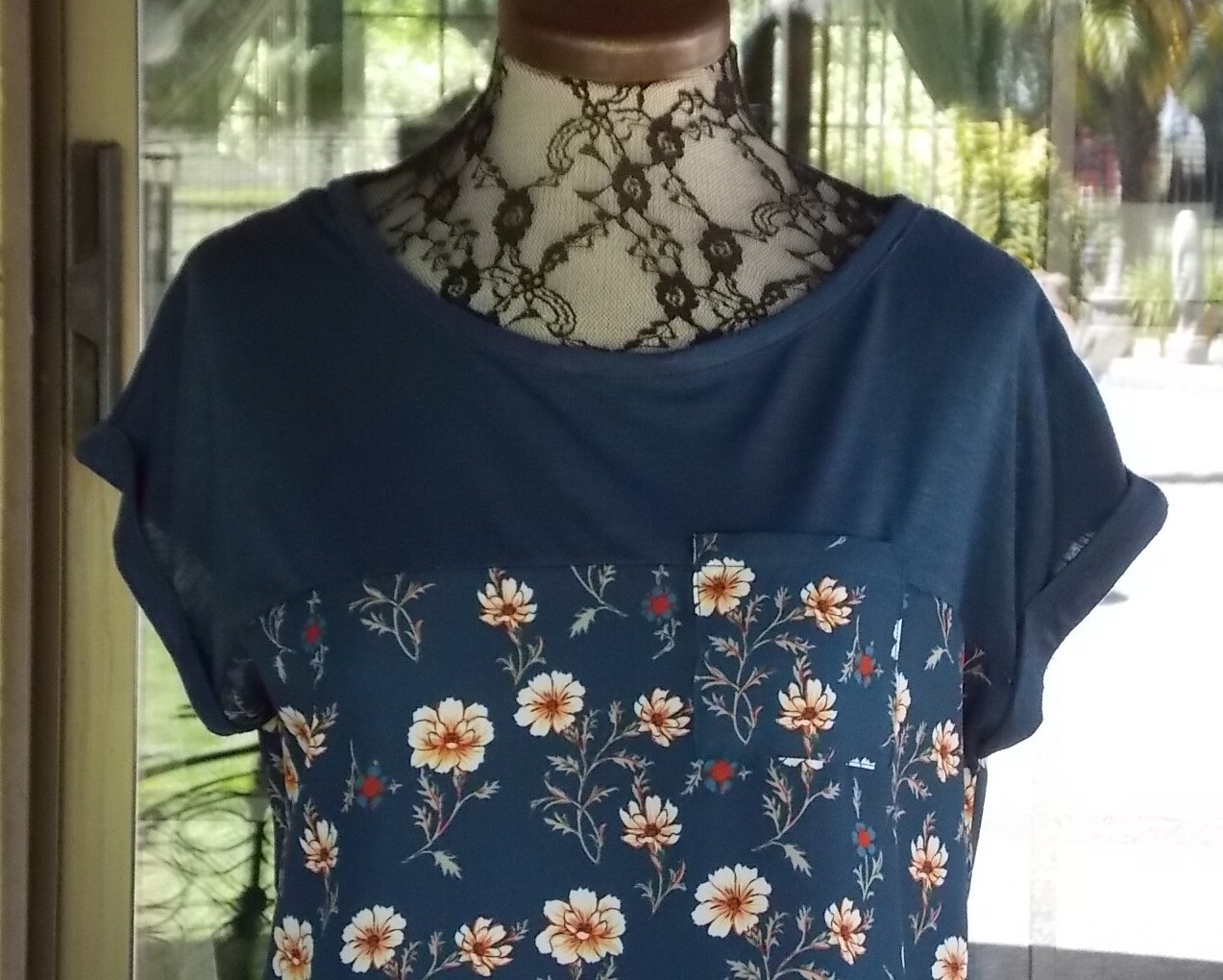 Short Sleeve Poly & Knit Floral Shirt Sz. S 40″ Bust