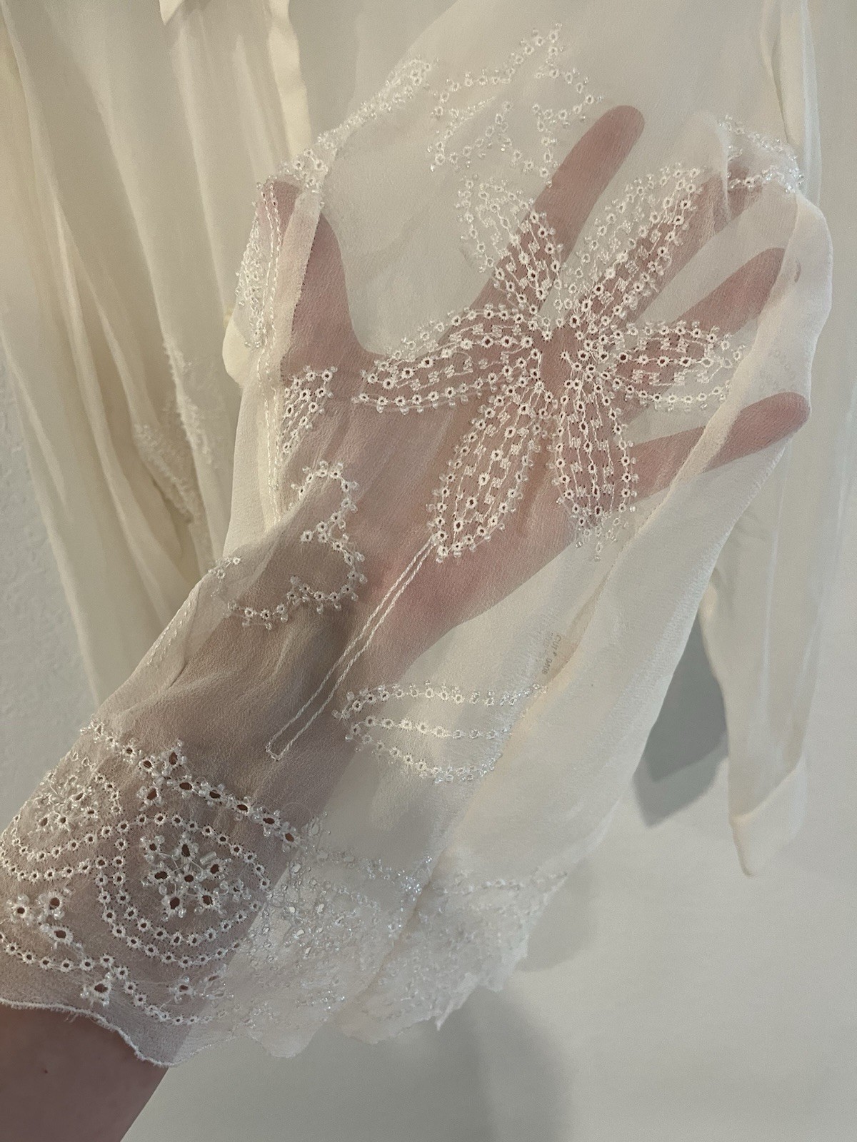 Women’s White Sheer Embroidered Collared Button Front Long Sleeve Blouse M