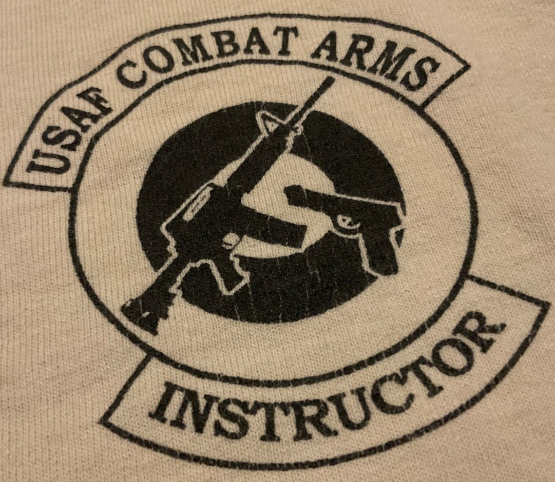 MILITARY USAF COMBAT ARMS INSTRUCTOR GRAPHIC T-SHIRT ( MENS L ) BEIGE