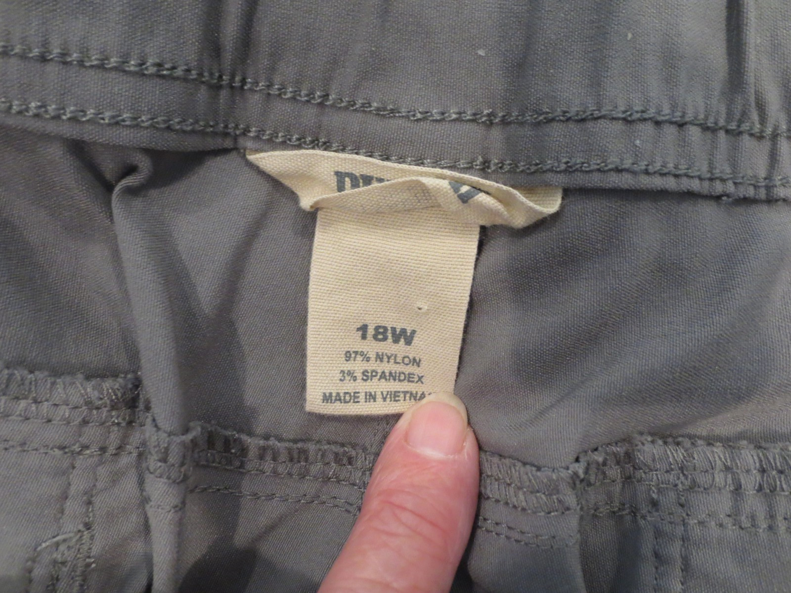 Duluth Trading Sz 18W ‘Dry On The Fly’ Gray Cropped Cargo Pants Barely Worn!!