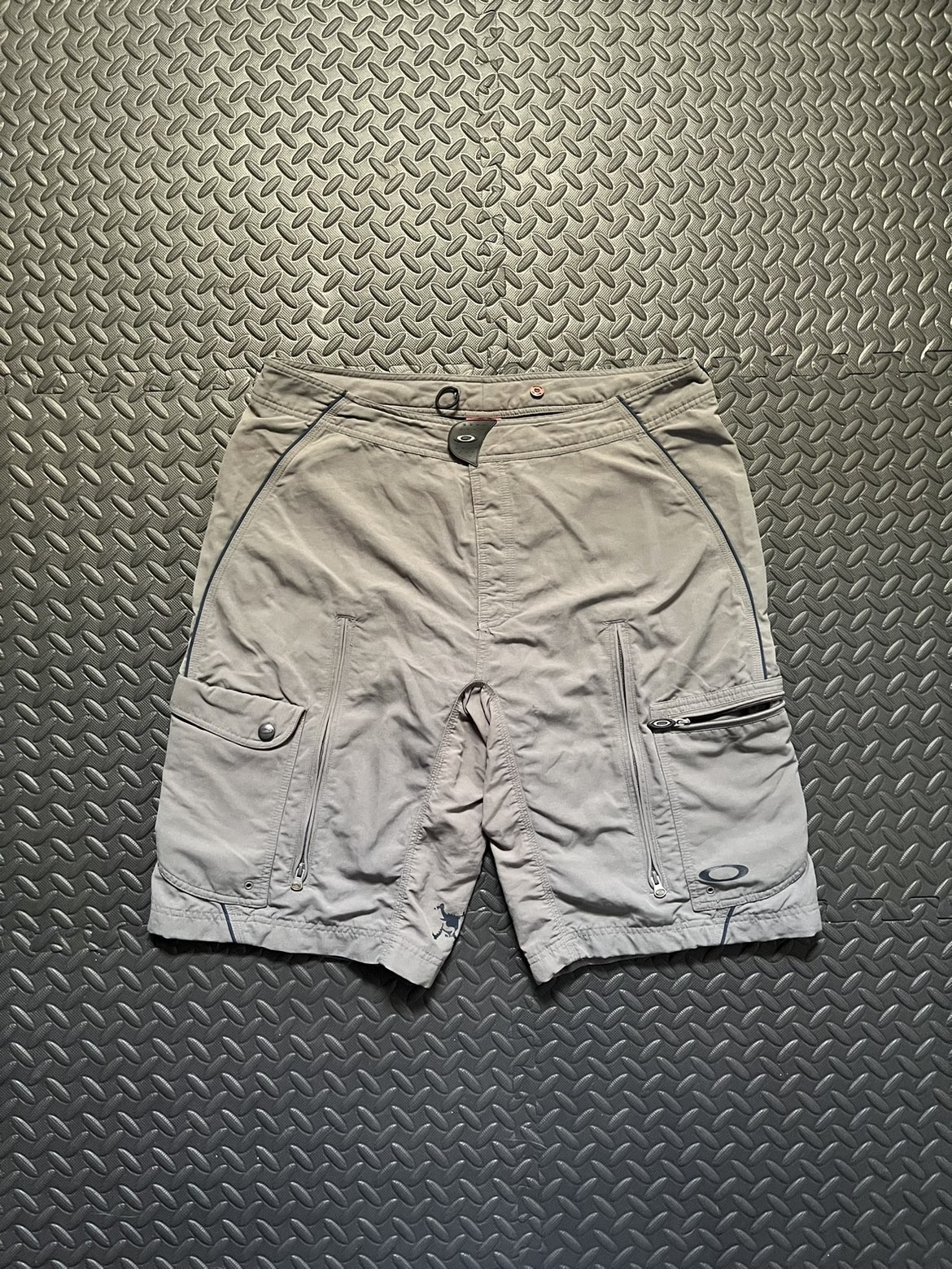 Vintage Oakley Software Red Tag Gray Shorts With Skull Graphic Size XXL