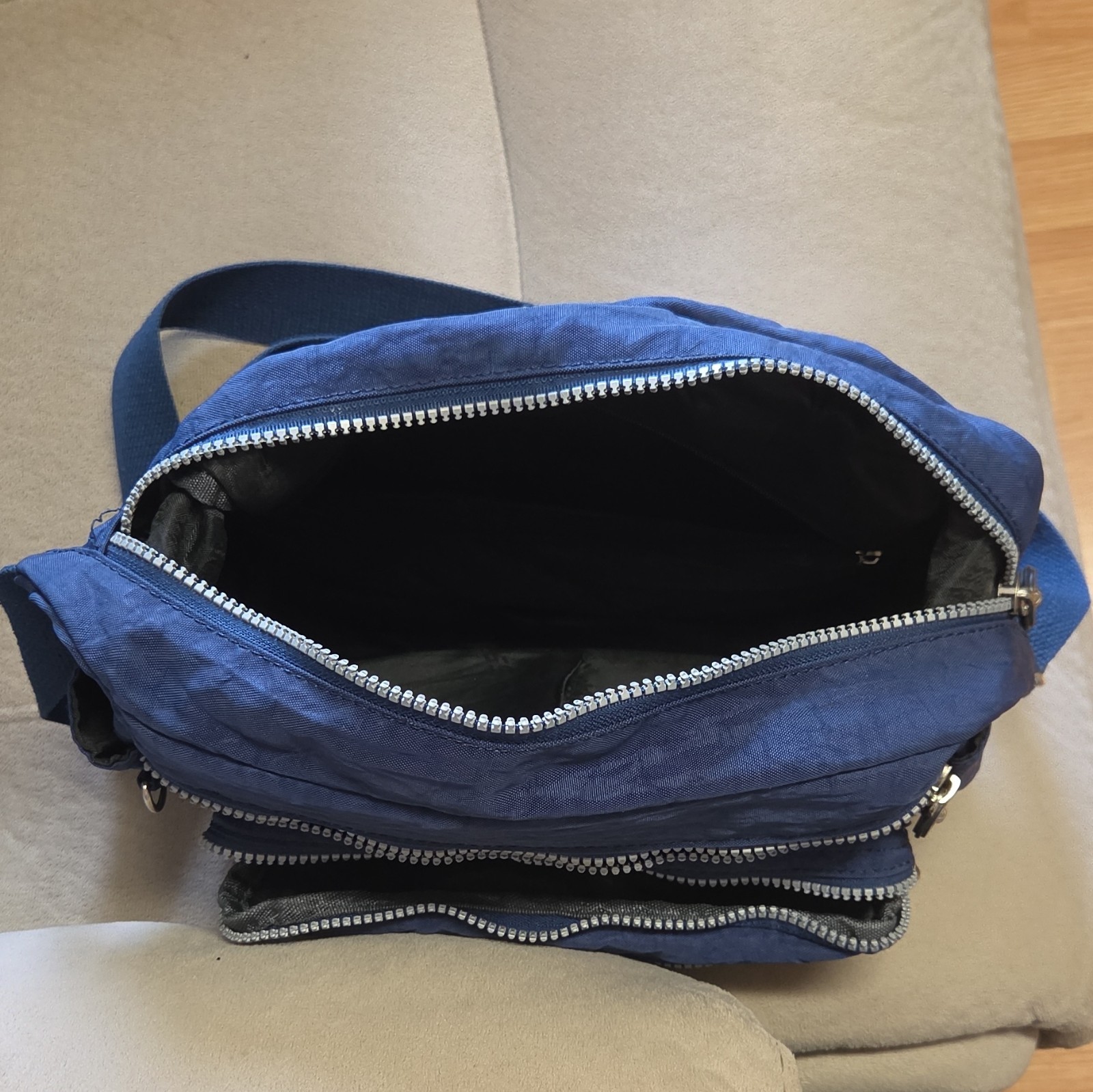 U.S. Express Blue Medium Crossbody Bag Pockets Zip Detachable Strap Silver