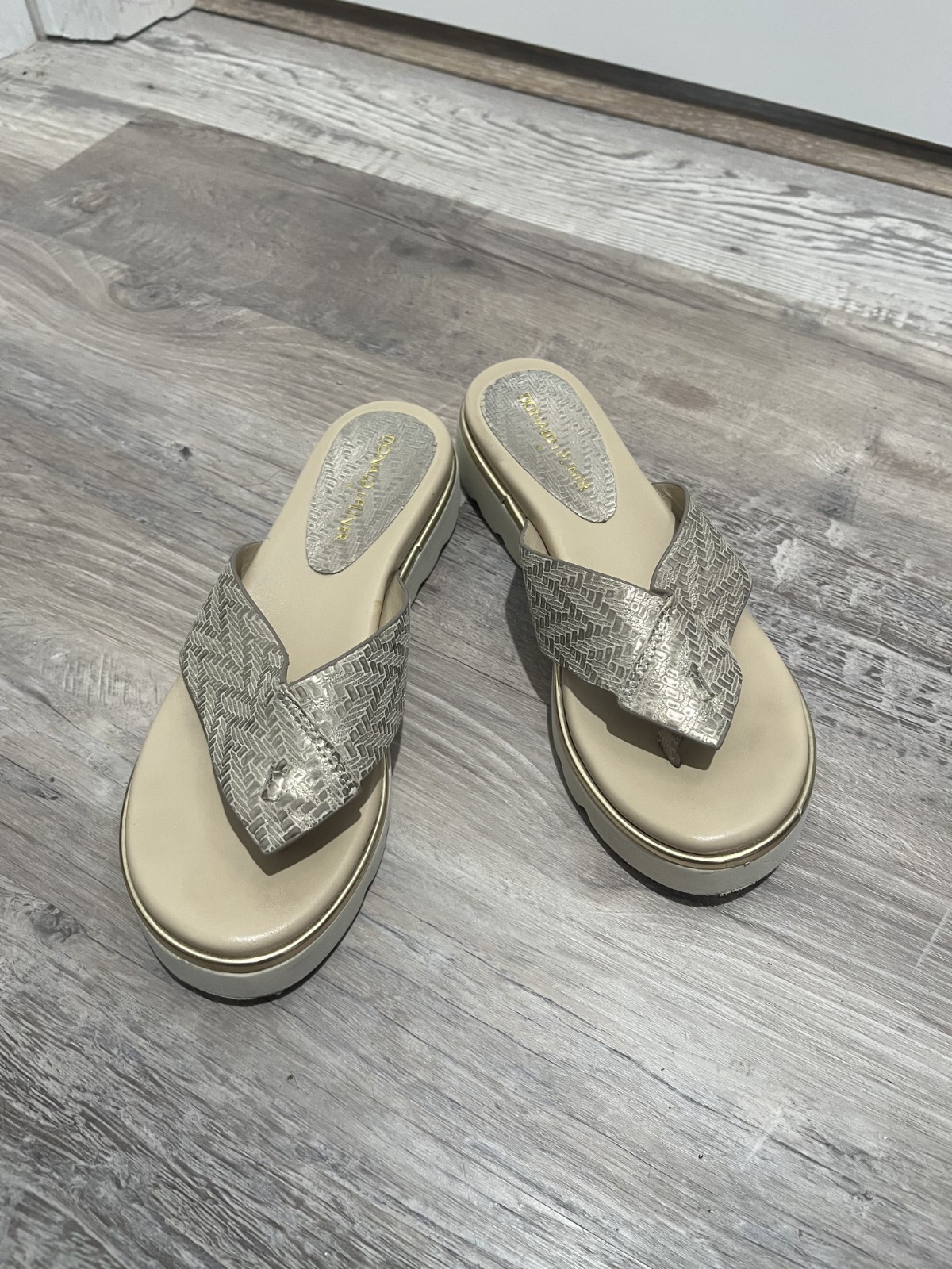 Donald J Pliner Women’s sandals 7M