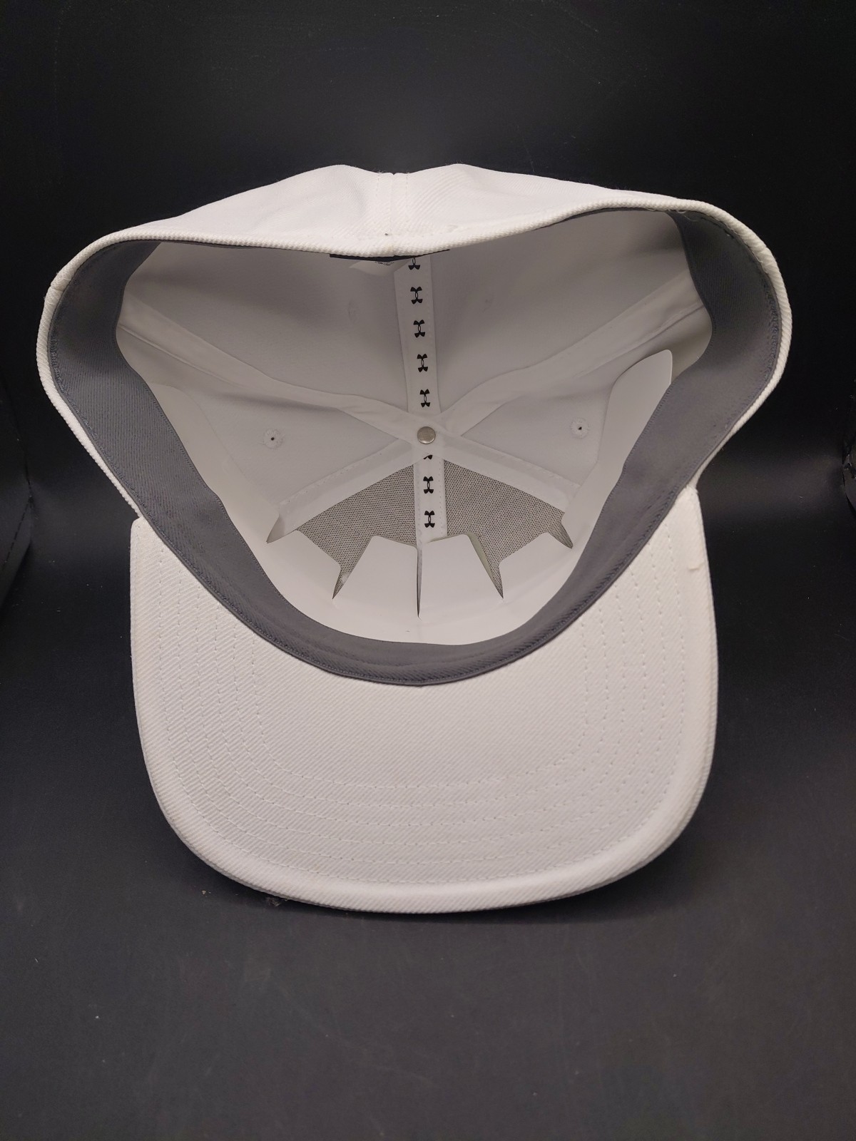 Under Armour White UA Baseball Hat, Golf, Size XL/XXL FLAT BILL Cap Fitted Men’s