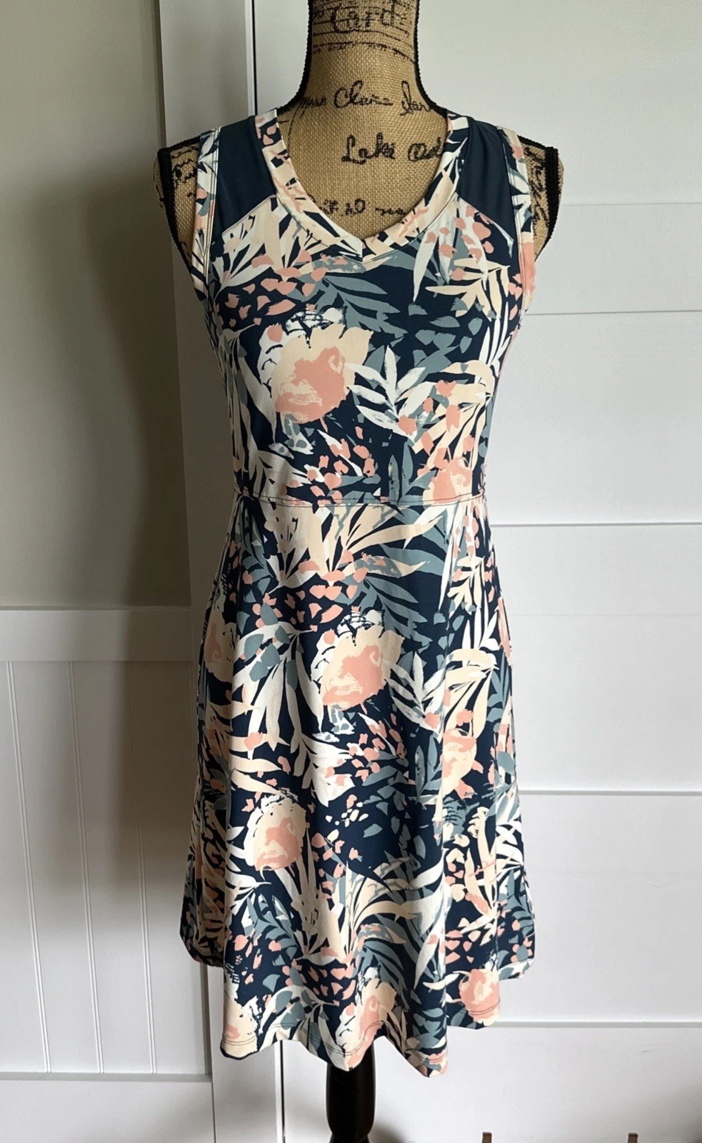 TITLE NINE Size S Athletic Dress Madagascar Blue Pink Built In Bra Zip Pkt