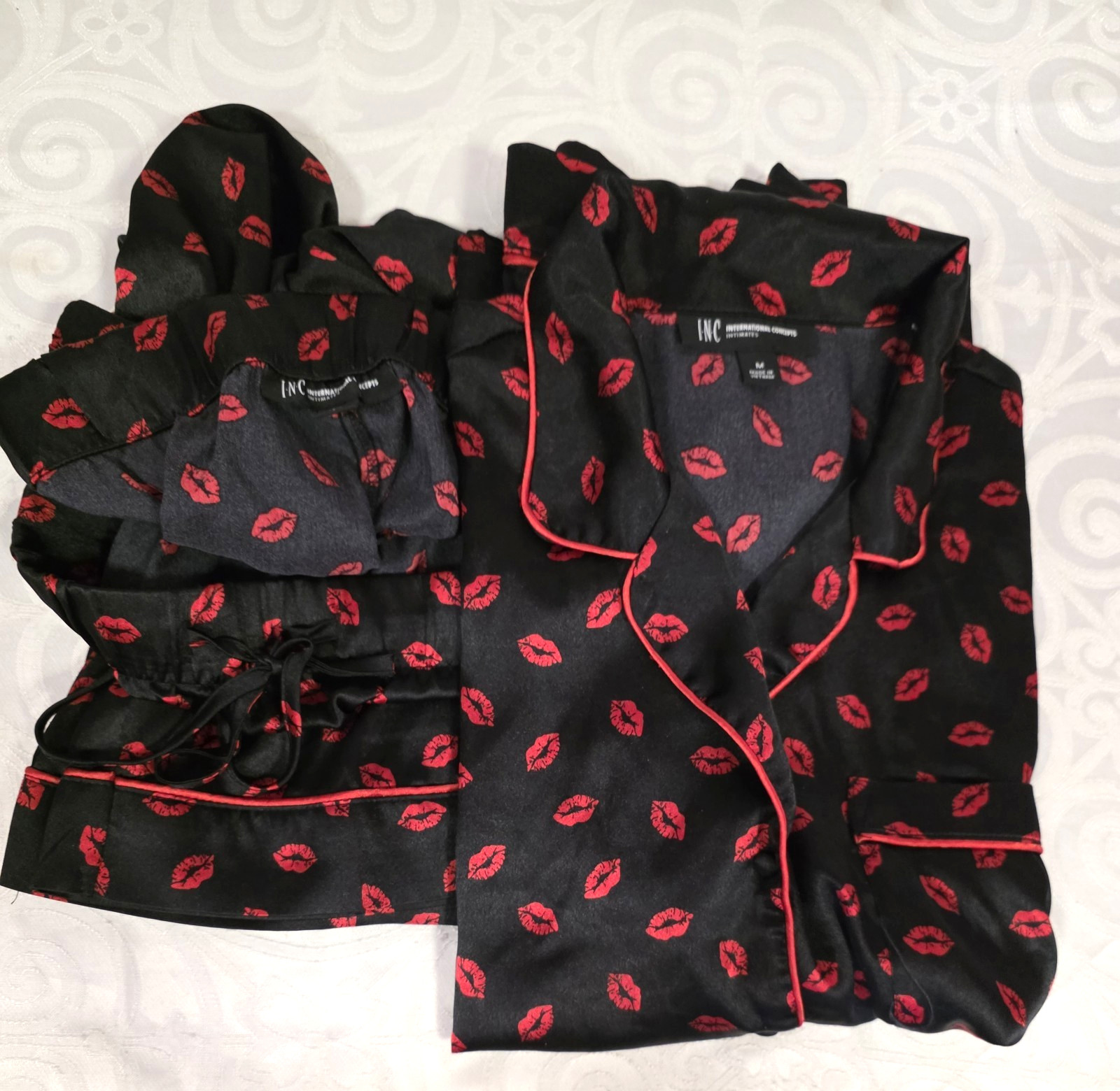 2 PC PAJAMAS SET SZ M BLACK W RED LIPS BY INC CO SATIN LIGHTWEIGHT BOX09