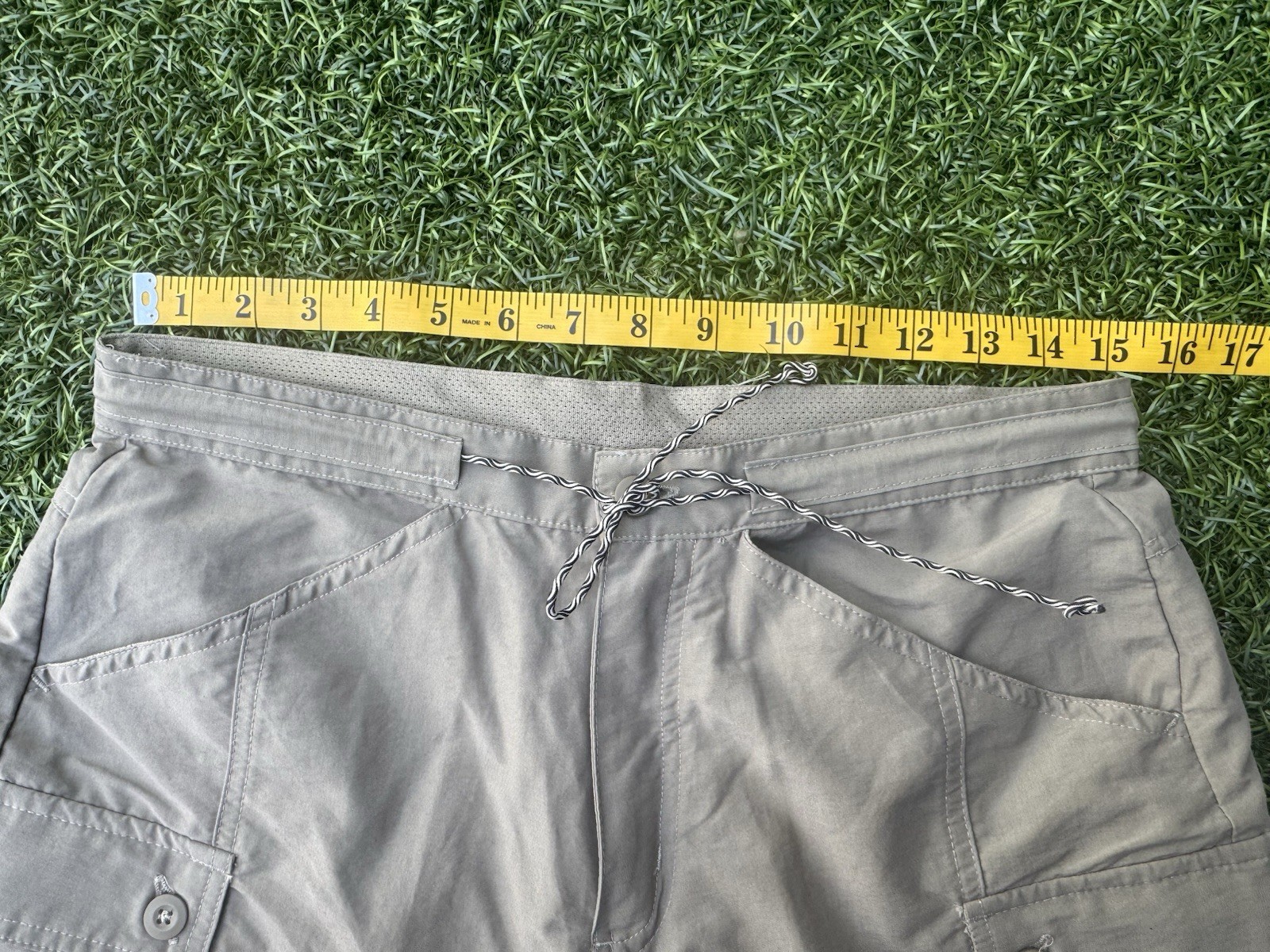 Alpine Design Women’s Khaki Cargo Shorts Size M Hiking Camping Gorpcore Utility