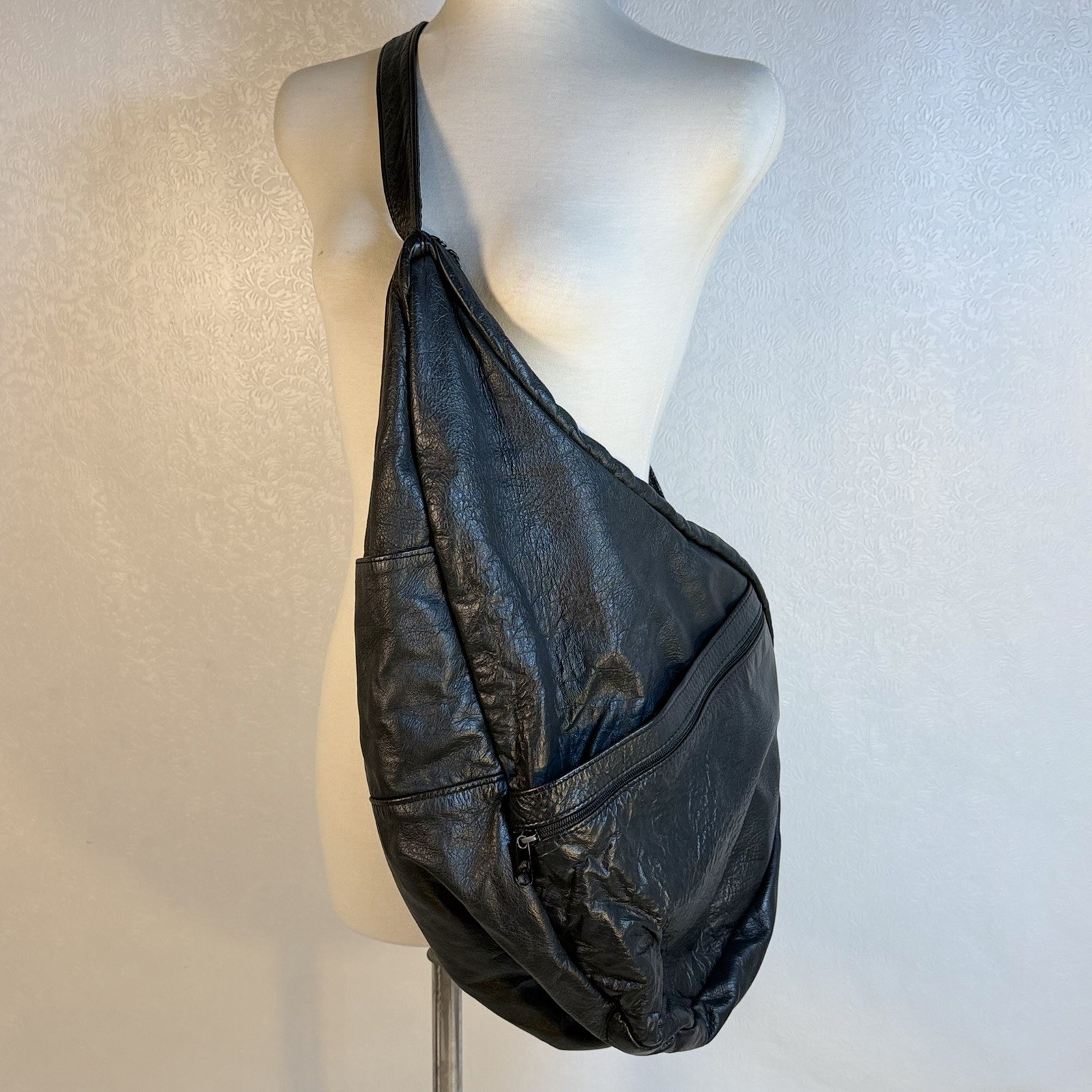 AmeriBag Large 22″ Black Leather Sling Healthy Back Bag Carryall Unisex Travel
