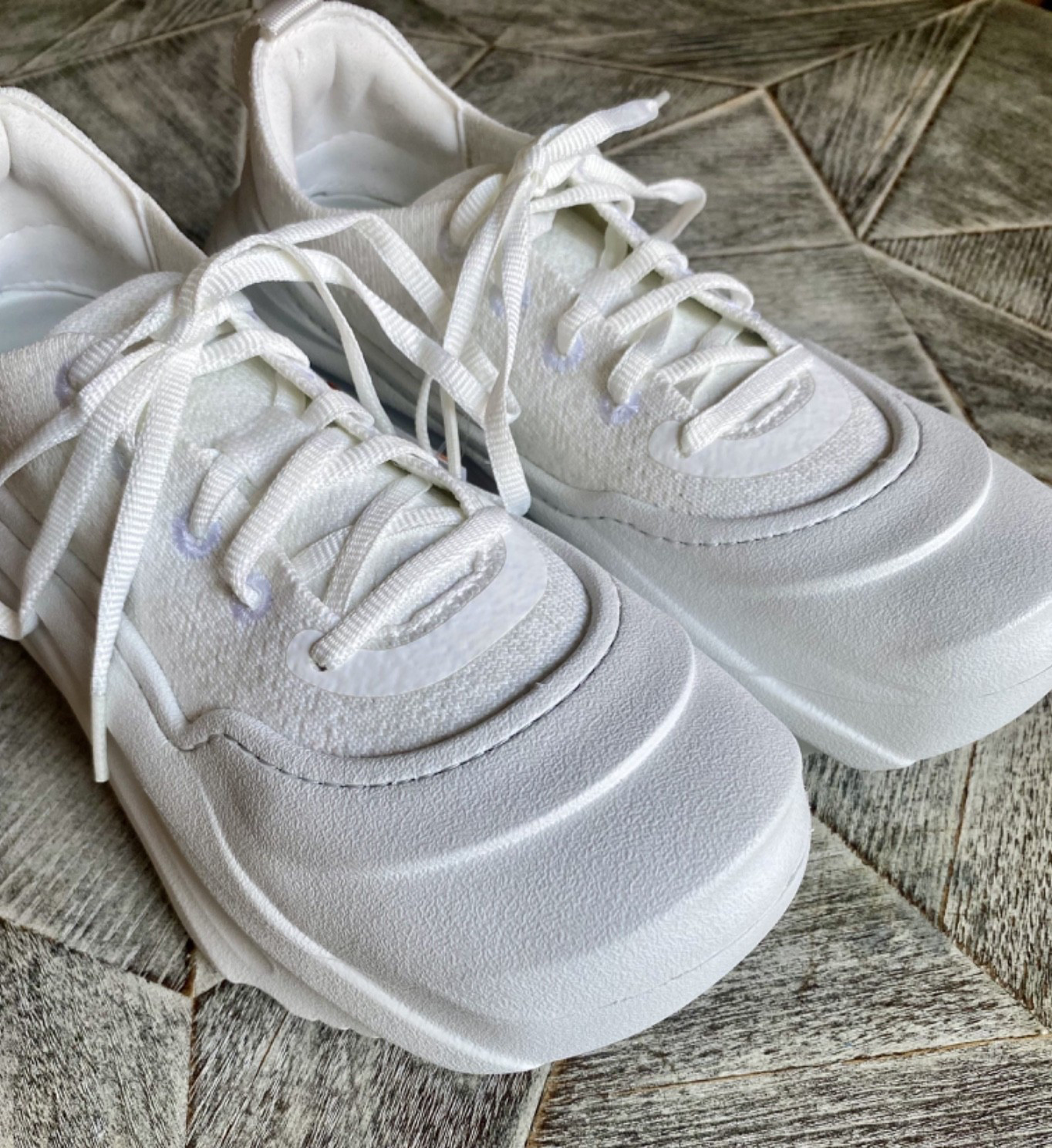 NEW! Size M5 / W7 – Crocs Echo Surge Moonlight White Sneakers FREE SHIPPING! NEW